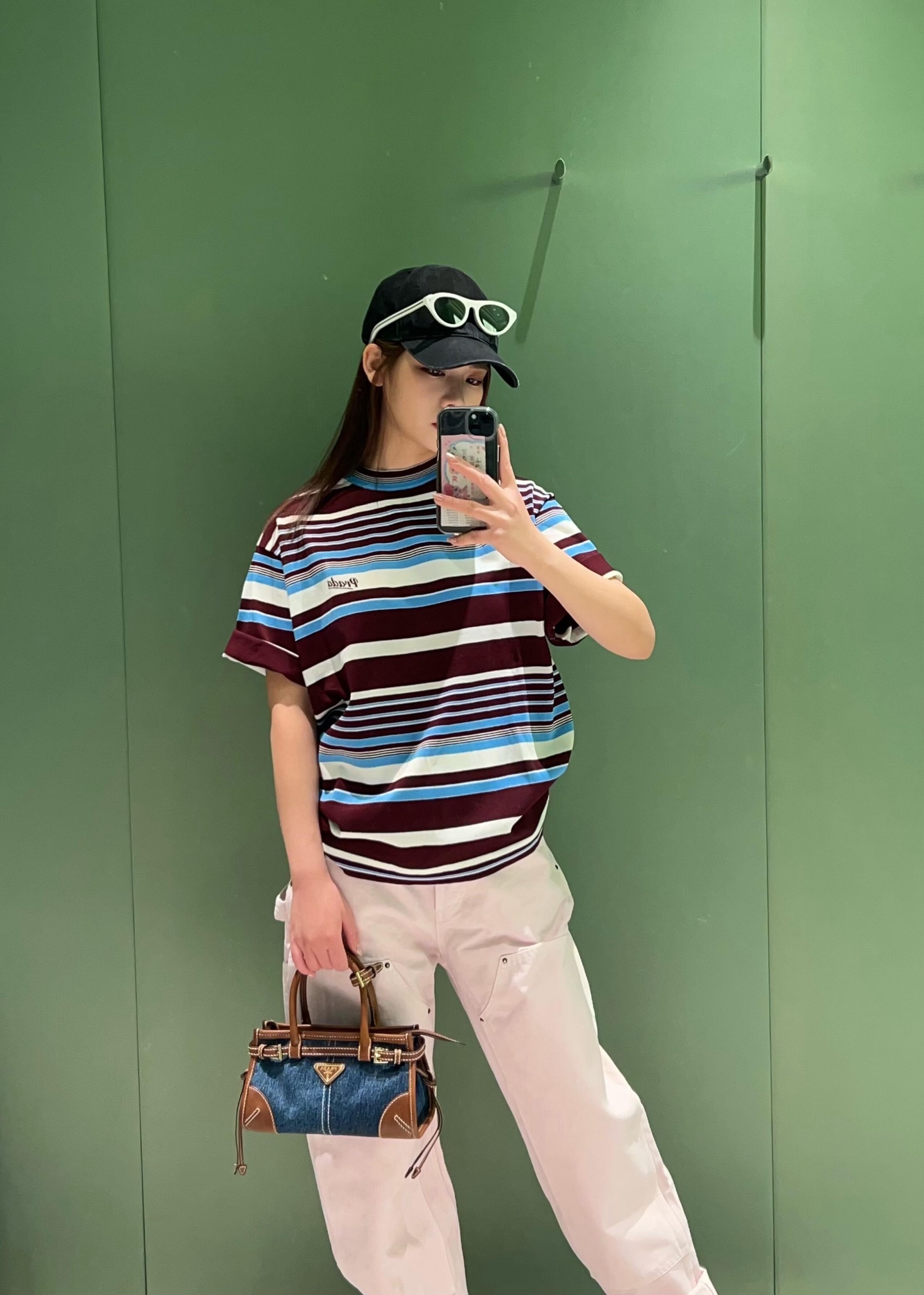 NO:800280,Item No. 250334 Pra* 26Ss new spring and summer round neck striped cotton short-sleeved sweater丨Exclusively developed by yb!  Top quality production!  Burgundy base + blue and white gradient stripes, retro and white, yellow-skinned sisters close their eyes and look in!  The cotton knitted fabric is soft and fufu, and it is very comfortable to wear next to the body. The design of dropped shoulder sleeves and a half-high round neck makes the shoulder and neck lines look particularly beautiful. It is very stylish when worn casually with overalls or pleated skirts. The small embroidery on the chest is low-key and high-end, and it is not flattering at all. It is the versatile king that you need in spring and summer!  Ready for sale S/M/L,,prada,skirts,T-shirt,19860909货号250334 Pra* 26Ss春夏新款 圆领条纹棉质短袖针织衫丨独家yb开发！顶级高版出品！酒红底+蓝白渐变条纹,复古又显白,黄皮姐妹闭眼入！棉质针织面料软fufu的,贴身穿巨舒服,落肩袖+半高圆领的设计,把肩颈线条修饰得特别好看,随便搭个工装裤/百褶裙都超有范儿,胸口的小刺绣低调又高级,完全不挑身材,春夏刚需的百搭王就是它！现货发售S/M/L,,prada,skirts,T-shirt,,Women's clothing