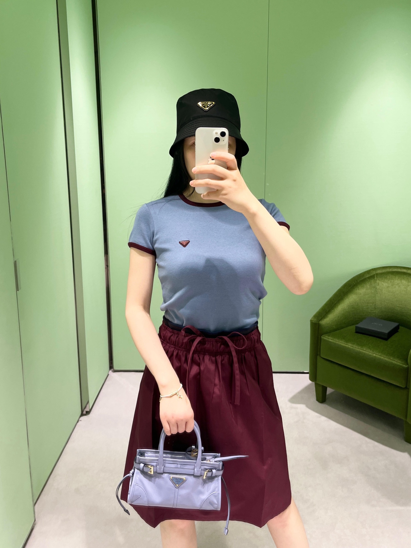 NO:762697,Pra* 26Ss new spring and summer triangle micro-label contrasting color cotton round neck short-sleeved T-shirt丨Exclusively developed by yb!  Top quality production!  Reconstruct the classic basic model with minimalist aesthetics. The contrasting colors of fog blue and burgundy create an elegant visual hierarchy. The high-count cotton fabric gives the clothes a delicate touch and long-lasting shape. The slim tailoring adapts to a variety of body shapes. The triangle logo of the same color shows the heritage in a low-key manner, revealing the light luxury taste in the details. It is a core item of the wardrobe that spans seasons and styles. Ready for sale S/M/L, prada, T-shirt, tees, t-shirt,19860909Pra* 26Ss春夏新款 三角微标撞色棉质圆领短袖T恤丨独家yb开发！顶级高版出品！以极简美学重构经典基础款.雾蓝与酒红的撞色碰撞,在视觉上形成优雅层次,高支棉面料赋予衣物细腻触感与持久版型,修身剪裁适配多元身形,同色三角徽标则以低调姿态彰显底蕴,于细微处流露轻奢品味,是跨越季节与风格的衣橱核心单品.现货发售S/M/L,,prada,T-shirt,tees，t-shirt,,Women's clothing