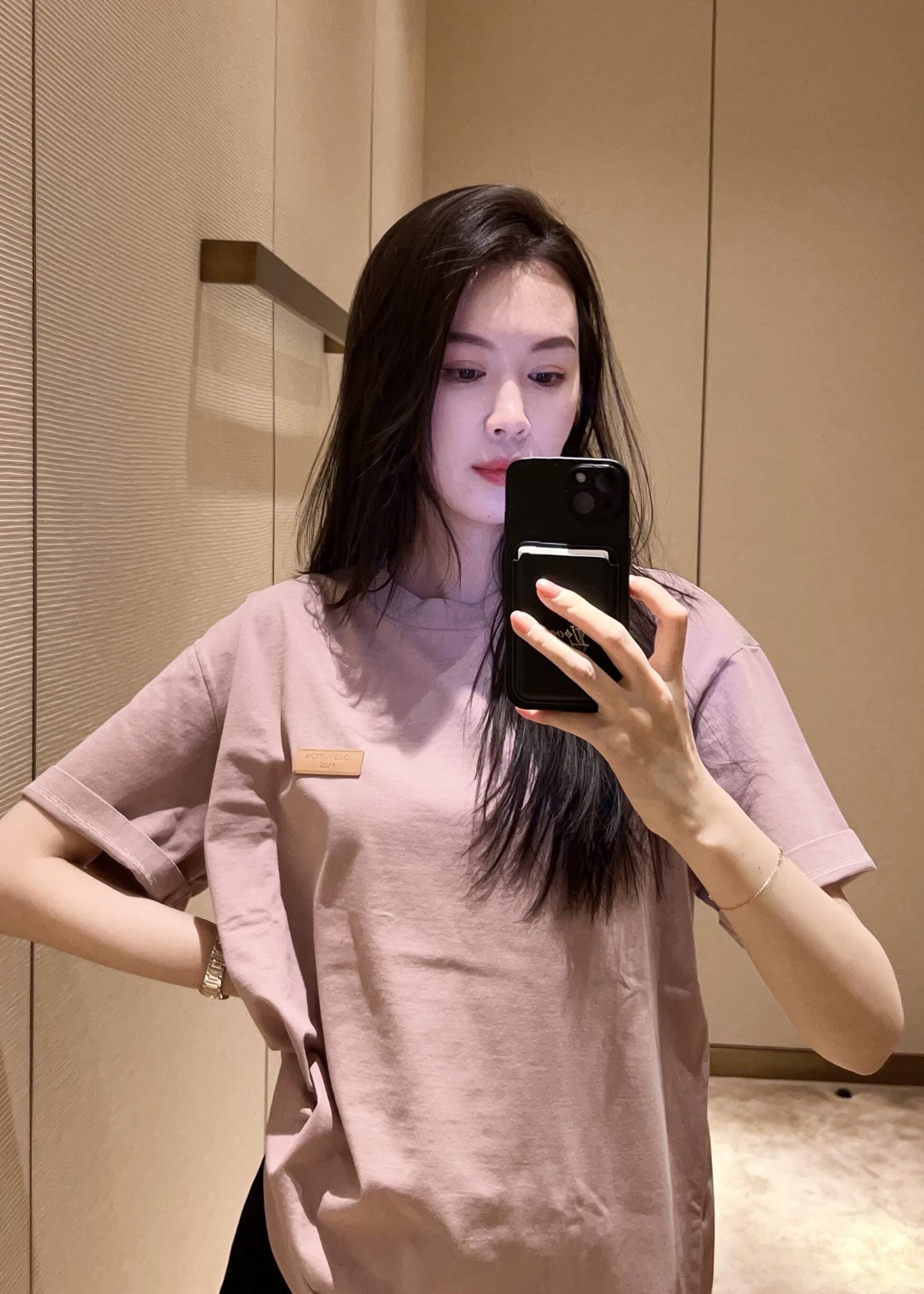 NO:762693,Lou* 26Ss new spring and summer nude pink leather label round neck short-sleeved T-shirt | Exclusively developed by yb!  Top quality production!  Classic round neck cut, neat and slim fit, dropped shoulder design to modify the shoulder line, loose fit for men and women, easy to wear with a lazy and sexy look. The small leather label of the same color on the chest, low-key engraved logo, is the finishing touch of exquisite details, unobtrusive but with a sense of luxury. Ready for sale S/M/L,, T-shirt, tees, t-shirt,19860909Lou* 26Ss春夏新款 裸粉色皮标圆领短袖T恤丨独家yb开发！顶级高版出品！经典圆领剪裁,利落不挑身形,落肩设计修饰肩线,男女同款的宽松版型,轻松穿出慵懒随性感.胸口处的同色系皮革小标,低调镌刻标识,是精致细节的点睛之笔,不张扬却自带高级感.现货发售S/M/L,,T-shirt,tees，t-shirt,,Women's clothing