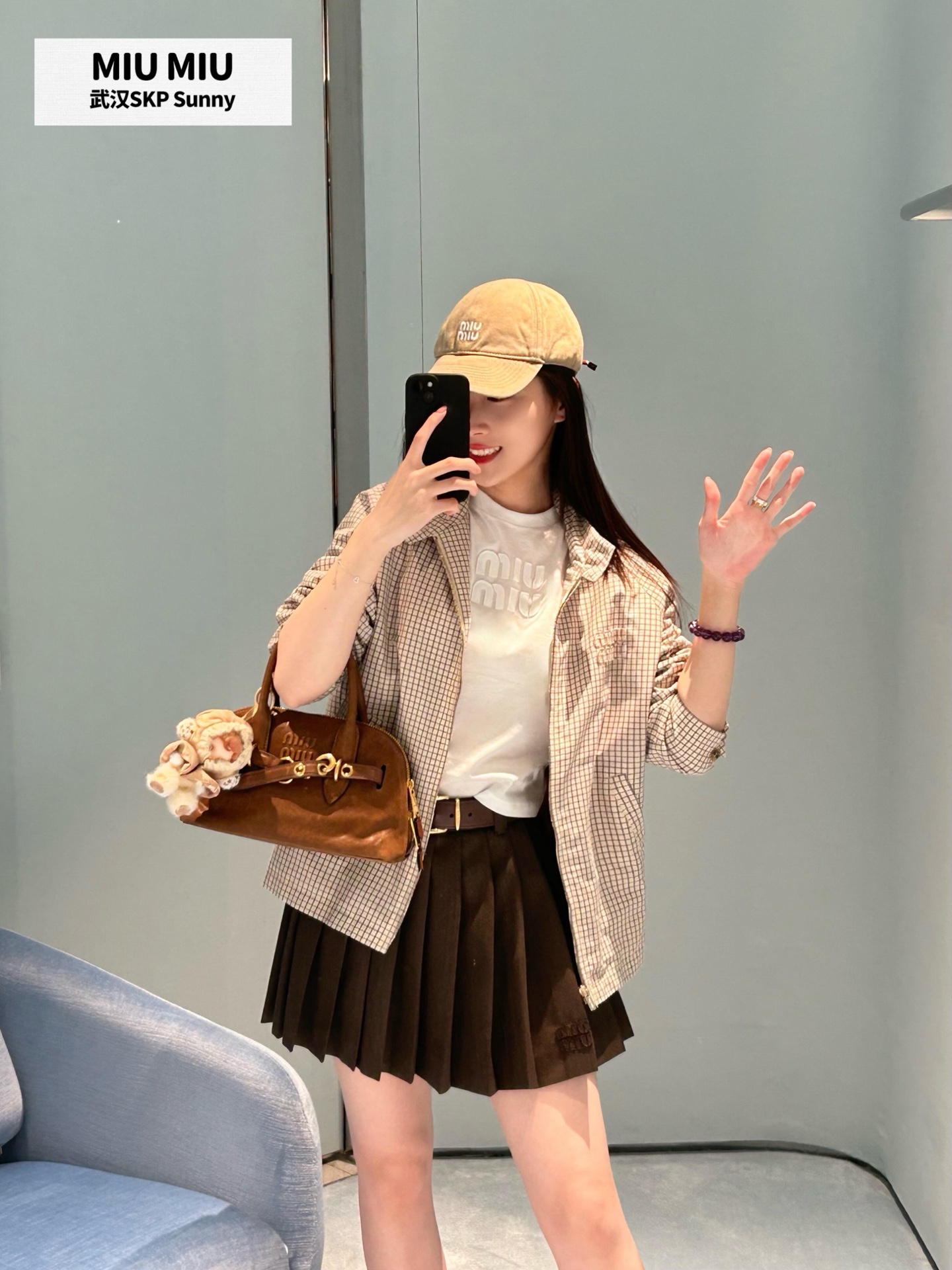 NO:762690,Miu* 26Ss early spring new plaid short stand collar zipper jacket | Exclusively developed by yb!  Top quality production!  The low-saturated beige-brown plaid tone is gentle and versatile. The classic stand-up collar + zipper closure design modifies the neck line, and the neckline can be folded down casually to add a sense of laziness. The short cut is neat and tall, and the loose shoulder style accommodates various body shapes. The wooden button details on the cuffs inject a retro sense of sophistication into the whole. The three-dimensional embroidered logo on the chest highlights the style in a low-key manner, unobtrusive but with a sense of luxury. Ready for sale in S/M/L,, miumiu, jackets &  coats,jackets & coats,19860909Miu* 26Ss早春新款 格纹短款立领拉链夹克外套丨独家yb开发！顶级高版出品！低饱和米棕格纹色调,温柔又百搭,经典立领+拉链开合设计,修饰脖颈线条,随性翻下领口更添慵懒感.短款剪裁利落显高,宽松落肩版型包容各种身形,袖口的木质纽扣细节,为整体注入复古精致感.胸口处的立体刺绣Logo,低调彰显格调,不张扬却自带高级感.现货发售S/M/L,,miumiu,jackets & coats,jackets & coats,,Women's clothing