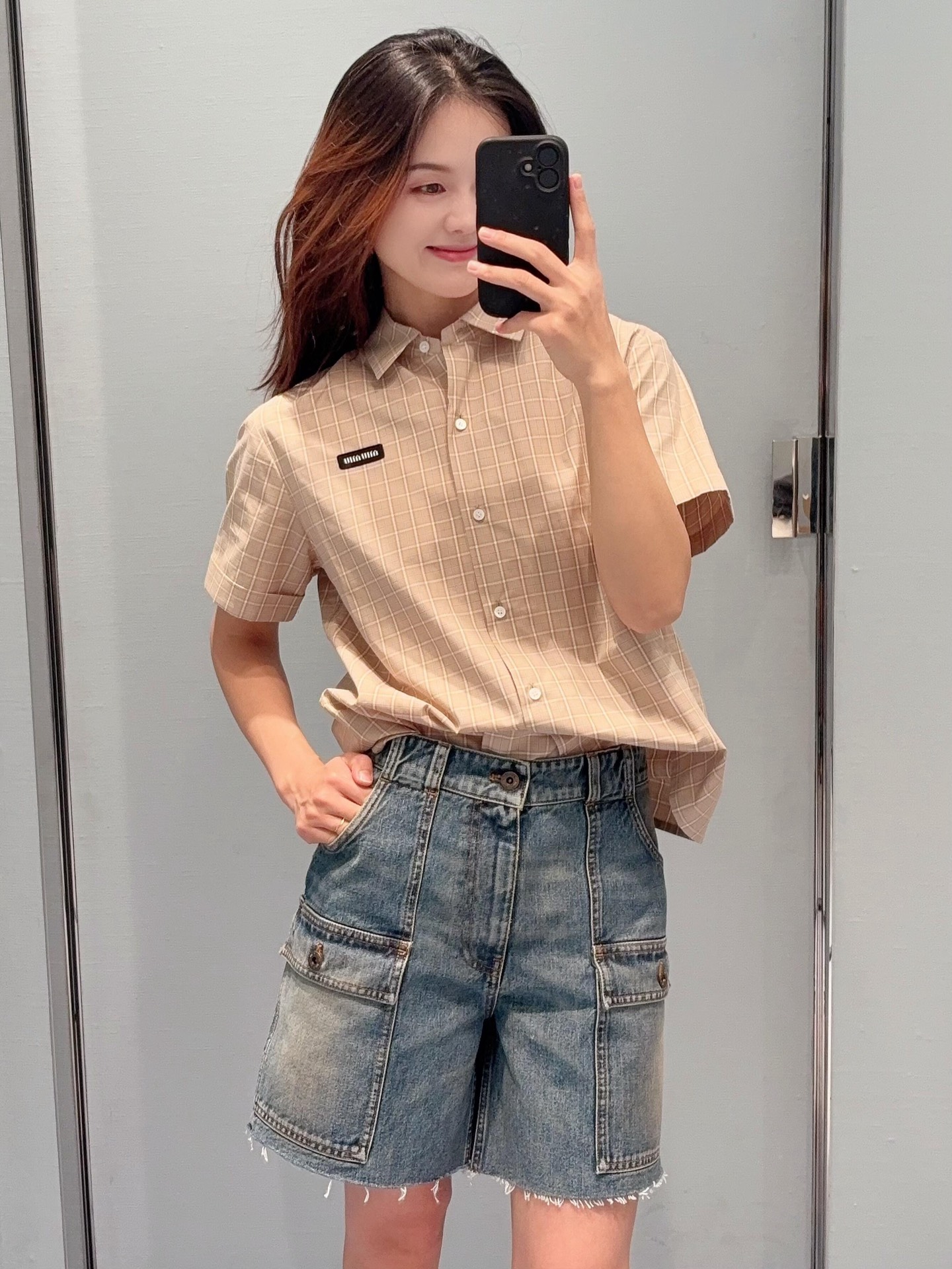 NO:762678,Miu* 26Ss early spring new khaki college style short-sleeved shirt丨Exclusively developed by yb!  Top quality production!  The khaki plaid with its own retro filter is the soul of the early spring college style. The classic lapel + single-breasted design neatly modifies the neck line, the short-sleeved cut is suitable for the spring temperature, and the loose and slightly dropped shoulder version accommodates various body shapes. It can hide the little flesh regardless of the body shape. The black micro logo on the chest is the Miu series’ iconic exquisite detail, which shows the low-key style and makes the basic style instantly high-end. Ready for sale S/M/L,, miumiu, shirts, T-shirt,19860909Miu* 26Ss早春新款 卡其色学院风短袖衬衫丨独家yb开发！顶级高版出品！自带复古滤镜的卡其格纹,是早春学院风的灵魂单品.经典翻领+单排扣设计,利落修饰脖颈线条,短袖剪裁适配春日温度,宽松微落肩版型包容各种身形,不挑身材还能藏住小肉肉.胸口处的黑色微标,是Miu系标志性的精致细节,低调彰显格调,让基础款瞬间高级起来.现货发售S/M/L,,miumiu,shirts,T-shirt,,Women's clothing