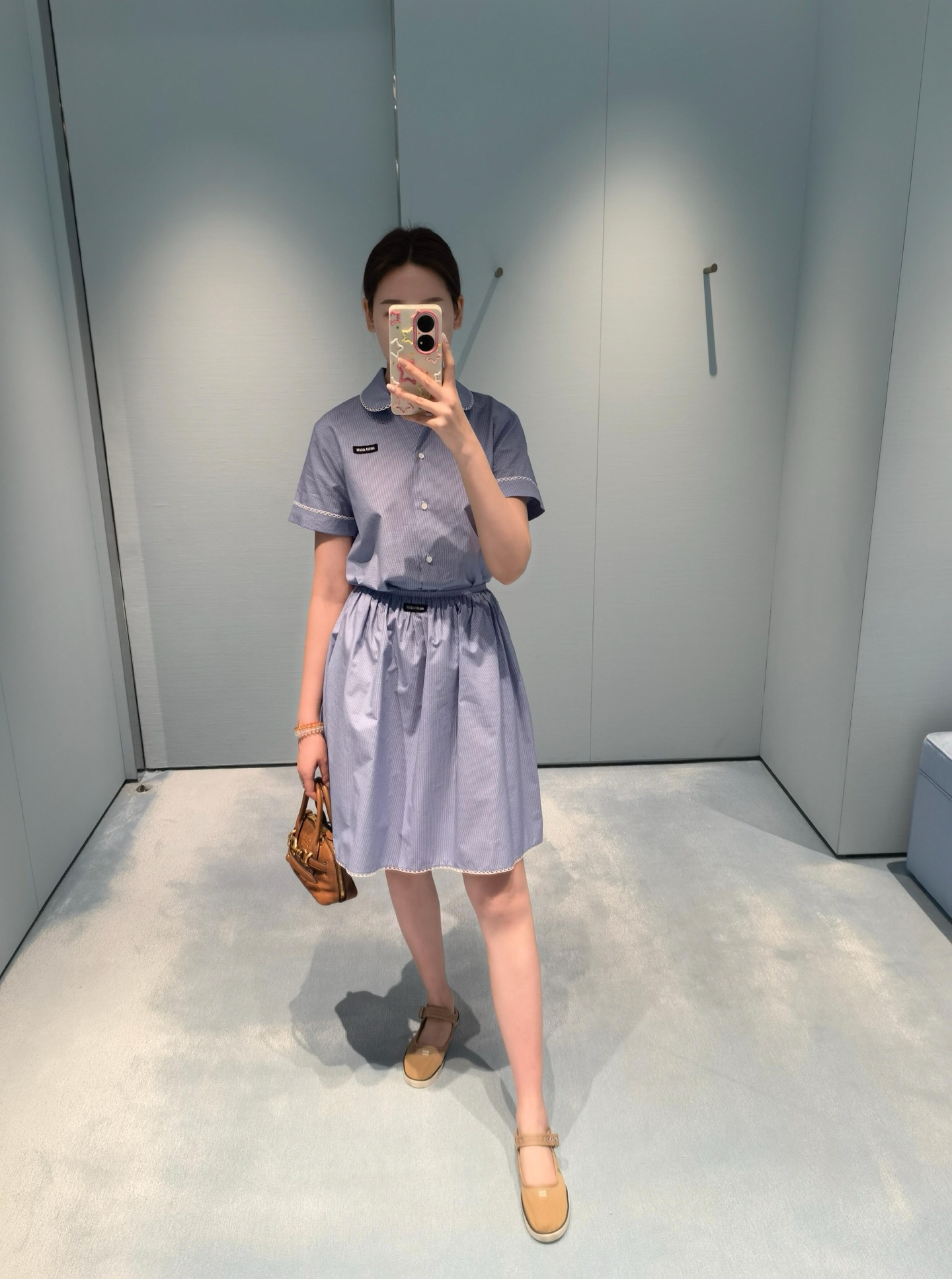 NO:762672,Shirt Miu* 26Ss new spring and summer blue plaid doll collar short-sleeved shirt and skirt suit | Exclusively developed by yb!  Top quality production!  The lace piping unlocks the girlish look, and the doll collar short-sleeved shirt is paired with the same series of skirts. You can choose the length of the skirt, the fresh plaid pattern and gentle tailoring, interpreting the spring outfit that coexists girlishness and elegance. Ready for sale S/M/L,, miumiu, skirts, shirts, T-shirt,19860909衬衫Miu* 26Ss春夏新款 蓝色格纹娃娃领短袖衬衫半裙套装丨独家yb开发！顶级高版出品！蕾丝滚边解锁少女感,娃娃领短袖衬衫搭配同系列半裙,半裙长短两款随心选择,清新格纹与温柔剪裁,诠释少女感与优雅并存的春日穿搭.现货发售S/M/L,,miumiu,skirts,shirts,T-shirt,,Women's clothing