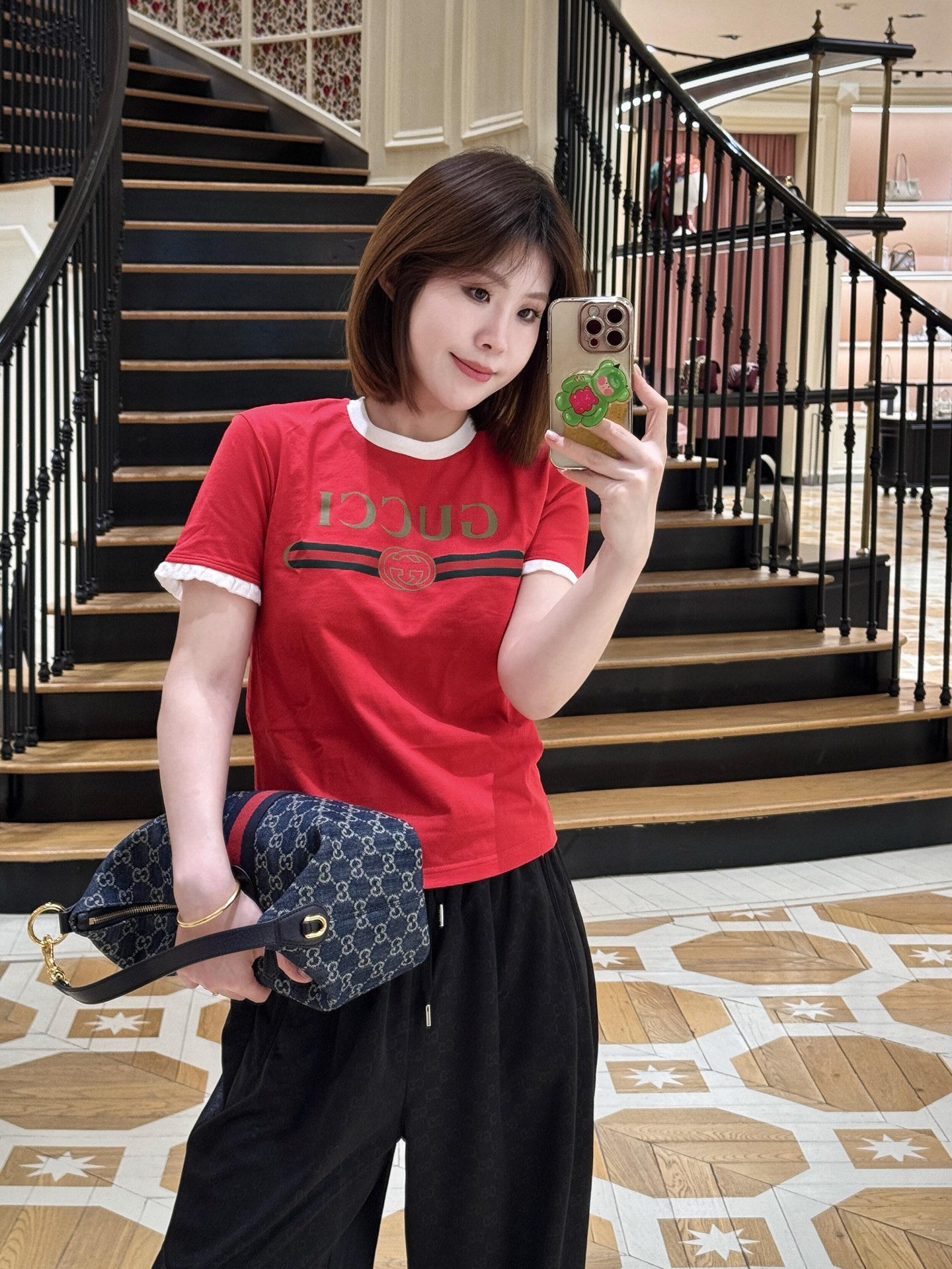 NO:762707,Guc* 26Ss new spring and summer letter print ruffled short-sleeved T-shirt | Exclusively developed by yb!  Top quality production!  This is the must-have C-position item for spring and summer!  Contrast color round neck + ruffled short sleeves, fairy color with built-in filter, perfectly modify the arm lines. The iconic print on the chest is highly recognizable. Whether it is paired with jeans or a skirt, it can be easily worn to create a relaxed atmosphere. It is great to keep for yourself and give away!  Available in stock S/M/L,,gucci,skirts,jeans,T-shirt,tees,t-shirt,19860909Guc* 26Ss春夏新款 字母印花荷叶边短袖T恤丨独家yb开发！顶级高版出品！春夏C位单品非它莫属！撞色圆领+荷叶边短袖,自带滤镜的神仙配色,完美修饰手臂线条.胸前标志性印花辨识度超高,无论是搭配牛仔裤还是半裙,都能轻松穿出松弛氛围感,自留送人都超赞！现货发售S/M/L,,gucci,skirts,jeans,T-shirt,tees，t-shirt,,Women's clothing