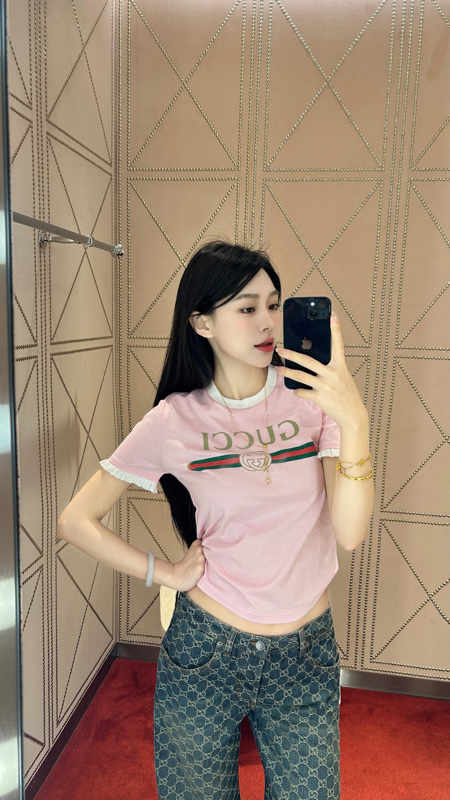 NO:762700,Guc* 26Ss new spring and summer letter print ruffled short-sleeved T-shirt | Exclusively developed by yb!  Top quality production!  This is the must-have C-position item for spring and summer!  Contrast color round neck + ruffled short sleeves, fairy color with built-in filter, perfectly modify the arm lines. The iconic print on the chest is highly recognizable. Whether it is paired with jeans or a skirt, it can be easily worn to create a relaxed atmosphere. It is great to keep for yourself and give away!  Available in stock S/M/L,,gucci,skirts,jeans,T-shirt,tees,t-shirt,19860909Guc* 26Ss春夏新款 字母印花荷叶边短袖T恤丨独家yb开发！顶级高版出品！春夏C位单品非它莫属！撞色圆领+荷叶边短袖,自带滤镜的神仙配色,完美修饰手臂线条.胸前标志性印花辨识度超高,无论是搭配牛仔裤还是半裙,都能轻松穿出松弛氛围感,自留送人都超赞！现货发售S/M/L,,gucci,skirts,jeans,T-shirt,tees，t-shirt,,Women's clothing