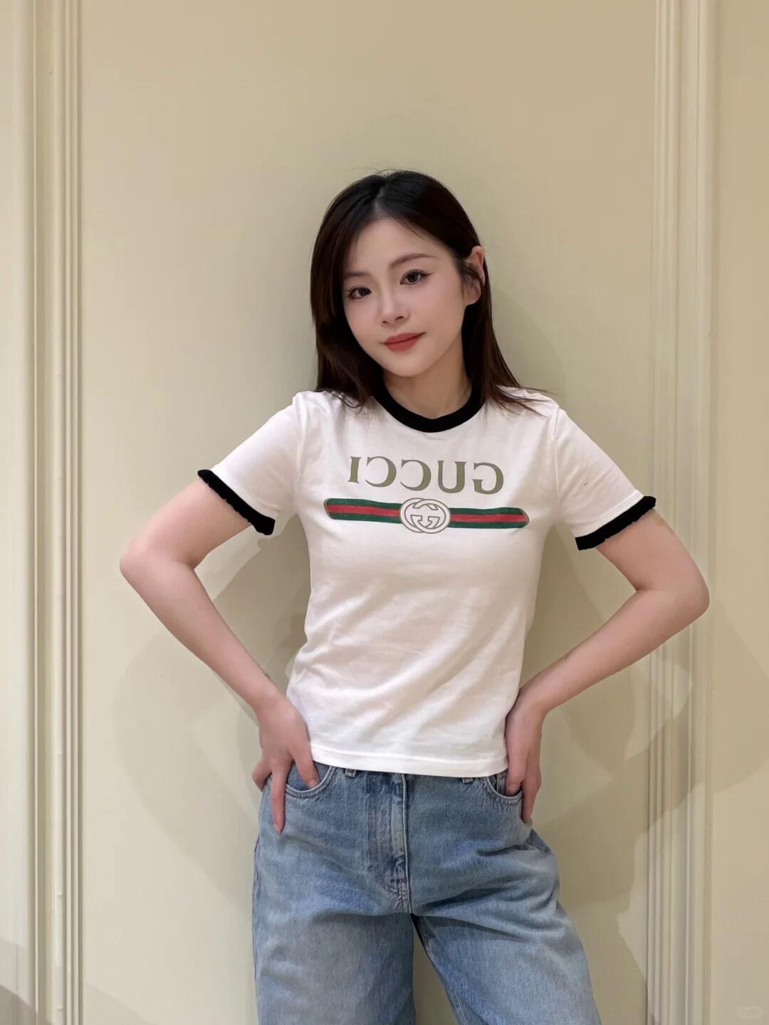 NO:762703,Guc* 26Ss new spring and summer letter print ruffled short-sleeved T-shirt | Exclusively developed by yb!  Top quality production!  This is the must-have C-position item for spring and summer!  Contrast color round neck + ruffled short sleeves, fairy color with built-in filter, perfectly modify the arm lines. The iconic print on the chest is highly recognizable. Whether it is paired with jeans or a skirt, it can be easily worn to create a relaxed atmosphere. It is great to keep for yourself and give away!  Available in stock S/M/L,,gucci,skirts,jeans,T-shirt,tees,t-shirt,19860909Guc* 26Ss春夏新款 字母印花荷叶边短袖T恤丨独家yb开发！顶级高版出品！春夏C位单品非它莫属！撞色圆领+荷叶边短袖,自带滤镜的神仙配色,完美修饰手臂线条.胸前标志性印花辨识度超高,无论是搭配牛仔裤还是半裙,都能轻松穿出松弛氛围感,自留送人都超赞！现货发售S/M/L,,gucci,skirts,jeans,T-shirt,tees，t-shirt,,Women's clothing