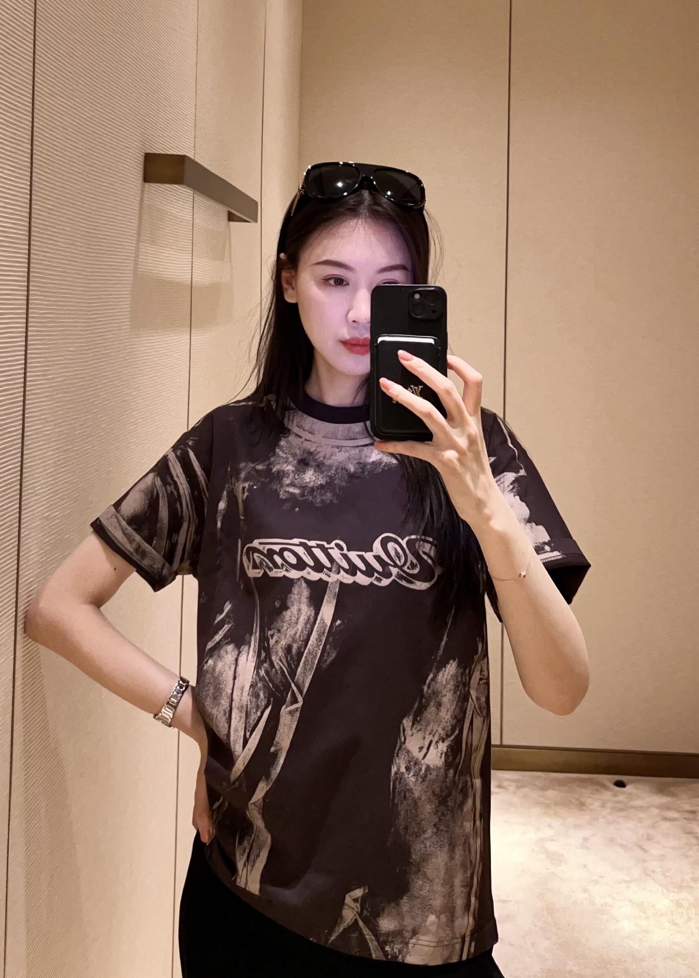 NO:790728,Lou* 26Ss new early spring tie-dye printed short-sleeved T-shirt | Exclusively developed by yb!  Top quality production!  The classic silhouette is reconstructed with retro distressed brushstrokes. The abstract texture of dark brown and dark purple is like an artistic texture with ink color, giving it a lazy and casual high-end feel. The three-dimensional letter logo on the chest is outlined with retro patterns, and the details highlight the exquisite style. The loose dropped shoulder cut is suitable for many  The versatile body shape and unisex design of the same style for men and women can easily control daily commuting, street fashion and casual style. It is a versatile item that is both recognizable and practical in the early spring wardrobe. Available in stock S/M/L, T-shirt, tees, t-shirt,19860909Lou* 26Ss早春新款 扎染印花短袖T恤丨独家yb开发！顶级高版出品！以复古做旧笔触重构经典廓形.深棕与暗紫晕染的抽象纹理,如墨色晕开的艺术肌理,自带慵懒随性的高级感.胸前立体字母标识,以复古花体勾勒基因,细节处彰显精致格调.宽松落肩剪裁适配多元身形,男女同款的中性设计,轻松驾驭日常通勤、街头潮搭与轻熟风造型,是早春衣橱里兼具辨识度与实穿性的百搭单品.现货发售S/M/L,,T-shirt,tees，t-shirt,,Women's clothing