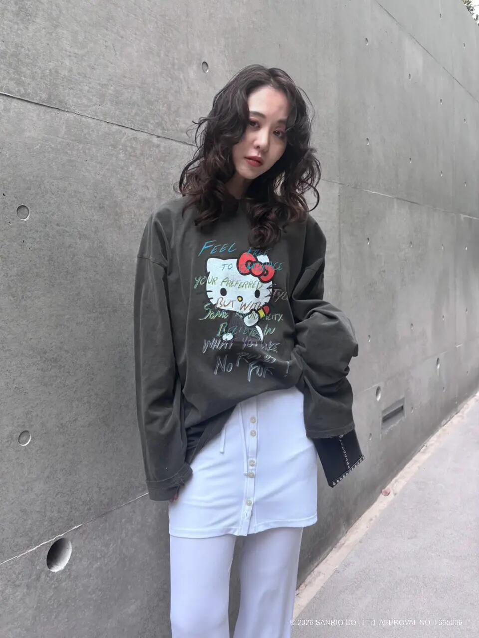 NO:790714,Niche designer model 26SS early spring new kitty co-branded printed hole long-sleeved loose T-shirt丨Exclusive high-end version!  A perfect fusion of cuteness and coolness. The distressed washing process gives the body a retro and lazy texture. The irregular hole details hide a casual attitude. The loose dropped shoulder tailoring accommodates diverse body shapes. The genderless design is the same for men and women. The classic Kitty image is paired with the colorful handwritten slogan 'No Rules' on the chest.  'For!', conveying the idea of freedom of dressing in a childlike way, it is a treasure item in the early spring wardrobe that is both recognizable and practical. Available in stock, S/M/L, tees, t-shirt,19860909小众设计师款 26SS早春新款 kitty联名印花破洞长袖宽松T恤丨独家高版出品！将可爱与酷感完美融合.做旧水洗工艺赋予衣身复古慵懒质感,不规则破洞细节暗藏随性态度,宽松落肩剪裁包容多元身形,男女同款无性别设计.胸前经典Kitty形象搭配彩色手写体标语「No Rules For!」,在童趣中传递自由穿搭主张,是早春衣橱里兼具辨识度与实穿性的宝藏单品.现货发售S/M/L,,tees，t-shirt,,Women's clothing