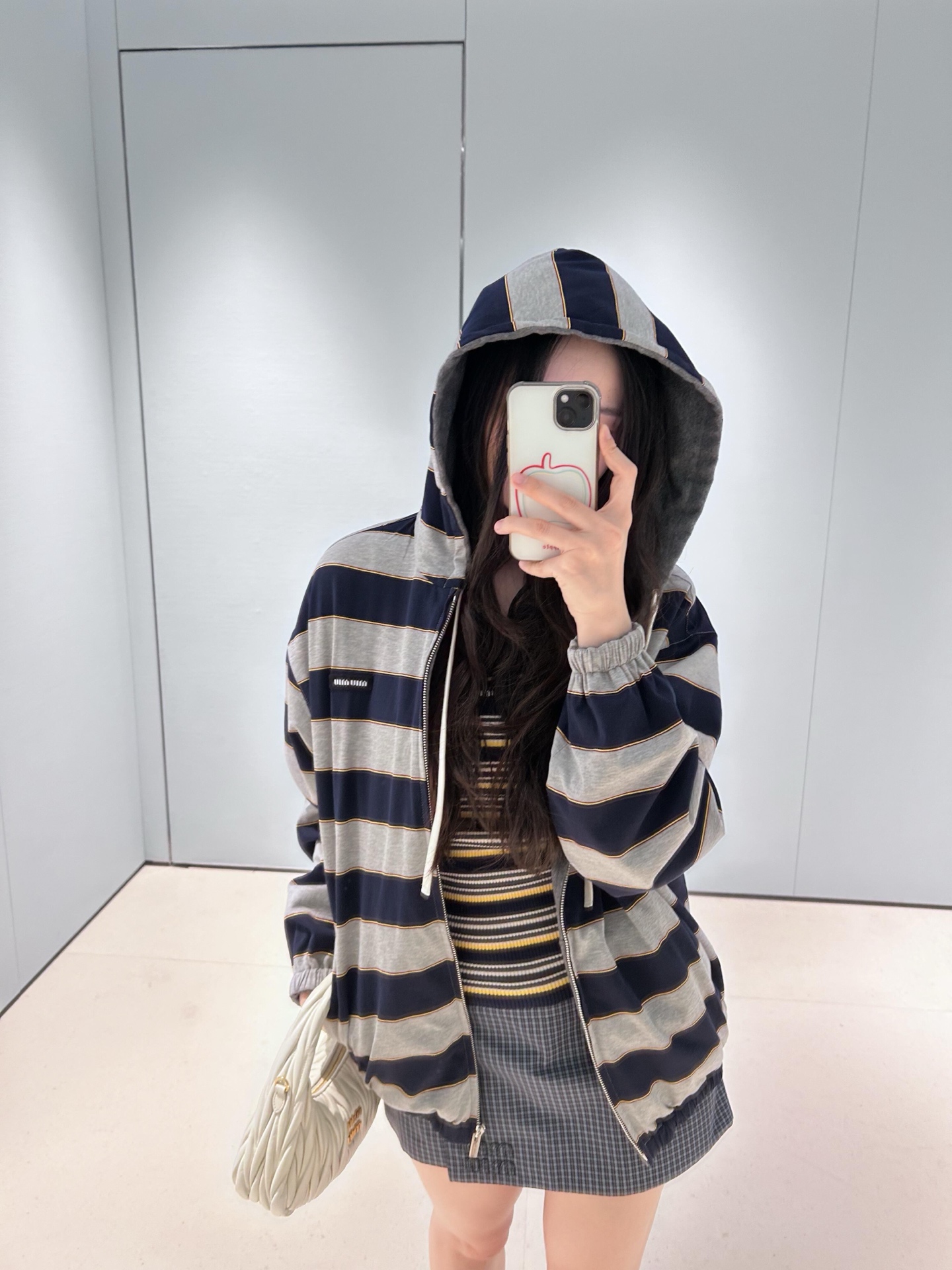 NO:800252,Item No. 265452 Miu* 26Ss early spring new style striped zipper double-sided hooded jacket丨Exclusively developed by yb!  Top quality production!  One side is classic navy blue + hemp gray contrasting stripes, embellished with thin gold thread, retro and exquisite; the other side is soft waxy hemp gray woolen fabric, low-key and lazy, one piece unlocks two styles. The loose shoulder version + drawstring hood + elastic hem, casual and lazy, hides the flesh and makes you look slimmer. It is an atmospheric artifact for going out in early spring, and it is easy to achieve the miu girly look. Ready for sale S/M/L,, miumiu, jackets &  coats,jackets & coats,hats,19860909货号265452 Miu* 26Ss早春新款 条纹拉链双面连帽夹克外套丨独家yb开发！顶级高版出品！一面是经典藏青+麻灰撞色条纹,缀以细金线勾边,复古又精致；另一面是软糯麻灰色毛呢感面料,低调慵懒,一件解锁两种风格.宽松落肩版型+抽绳连帽+下摆松紧收口,随性慵懒又藏肉显瘦,是早春出街的氛围感神器,轻松拿捏miu系少女感.现货发售S/M/L,,miumiu,jackets & coats,jackets & coats,hats,,Women's clothing