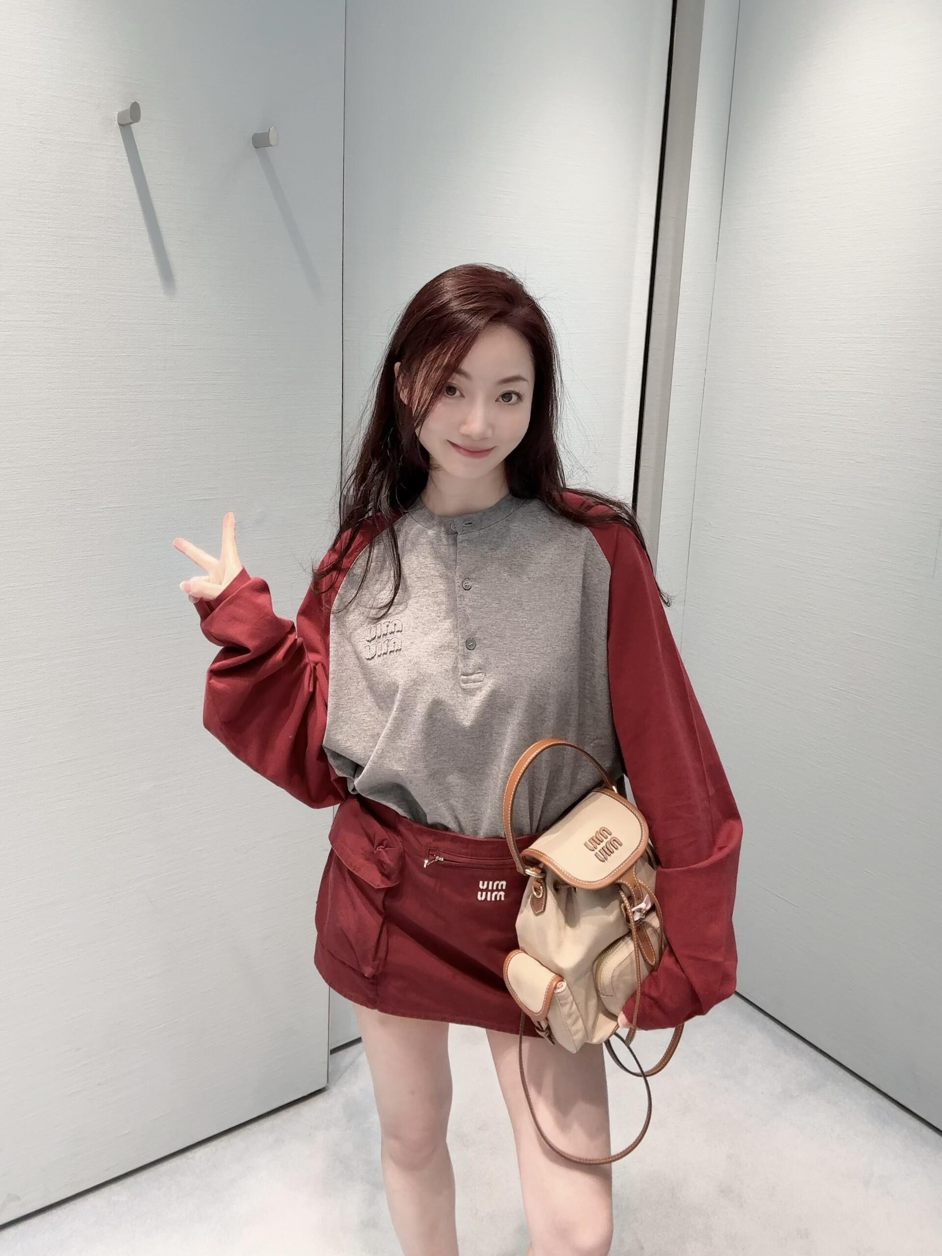 NO:791285,Item No. 254630 Miu* 26SS Spring and Summer New Poplin Texture Mini Workwear Skirt丨Exclusively developed by yb!  Top quality production!  Use retro burgundy poplin fabric + work pocket design to unlock a new expression of girlishness. The crisp poplin fabric is selected, with a delicate texture but without sacrificing the bones. It has a soft matte texture, and the burgundy tone is retro and white. The high-waisted mini tailoring accurately raises the waistline, and the sides are three-dimensional.  The large pockets are both practical and stylish. The invisible zipper on the front and the embroidered logo on the front are full of details. It is sweet but not greasy. It is an all-purpose item that can be used in both hot girl style and preppy style. Available in stock in S/M/L,, miumiu, skirts,19860909货号254630 Miu* 26SS春夏新款 府绸质感迷你工装半身裙丨独家yb开发！顶级高版出品！以复古酒红府绸面料+工装口袋设计解锁少女感新表达.精选挺括府绸面料,肌理细腻却不失筋骨感,自带柔雾哑光质感,酒红色调复古显白.高腰迷你剪裁精准抬高腰线,两侧立体大口袋兼具实用性与造型感,前襟隐形拉链与正面刺绣Logo细节拉满,甜而不腻,是辣妹风与学院风都能驾驭的万能单品.现货发售S/M/L,,miumiu,skirts,,Women's clothing