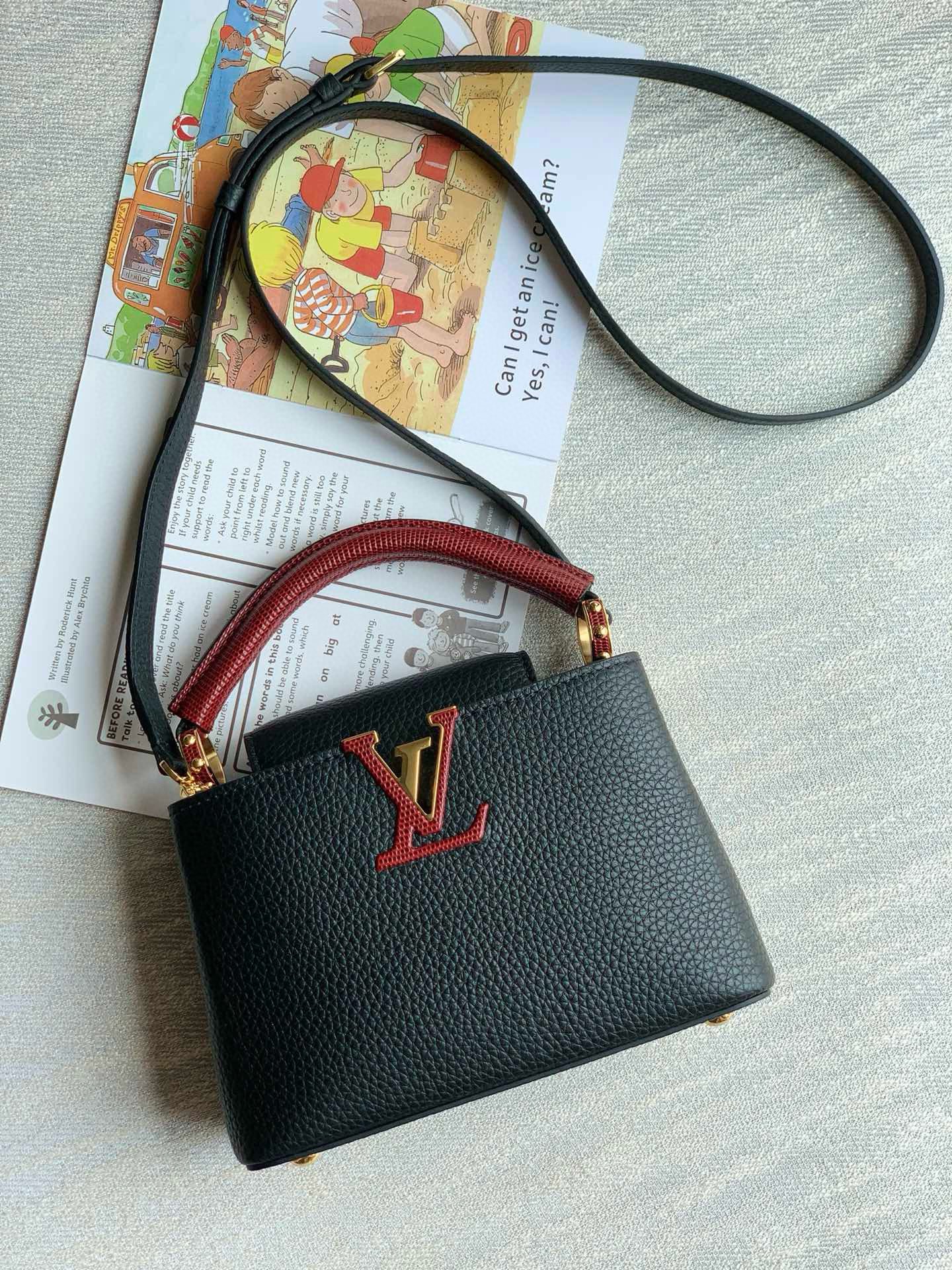 Louis Vuitton 94048 black with lizard pattern