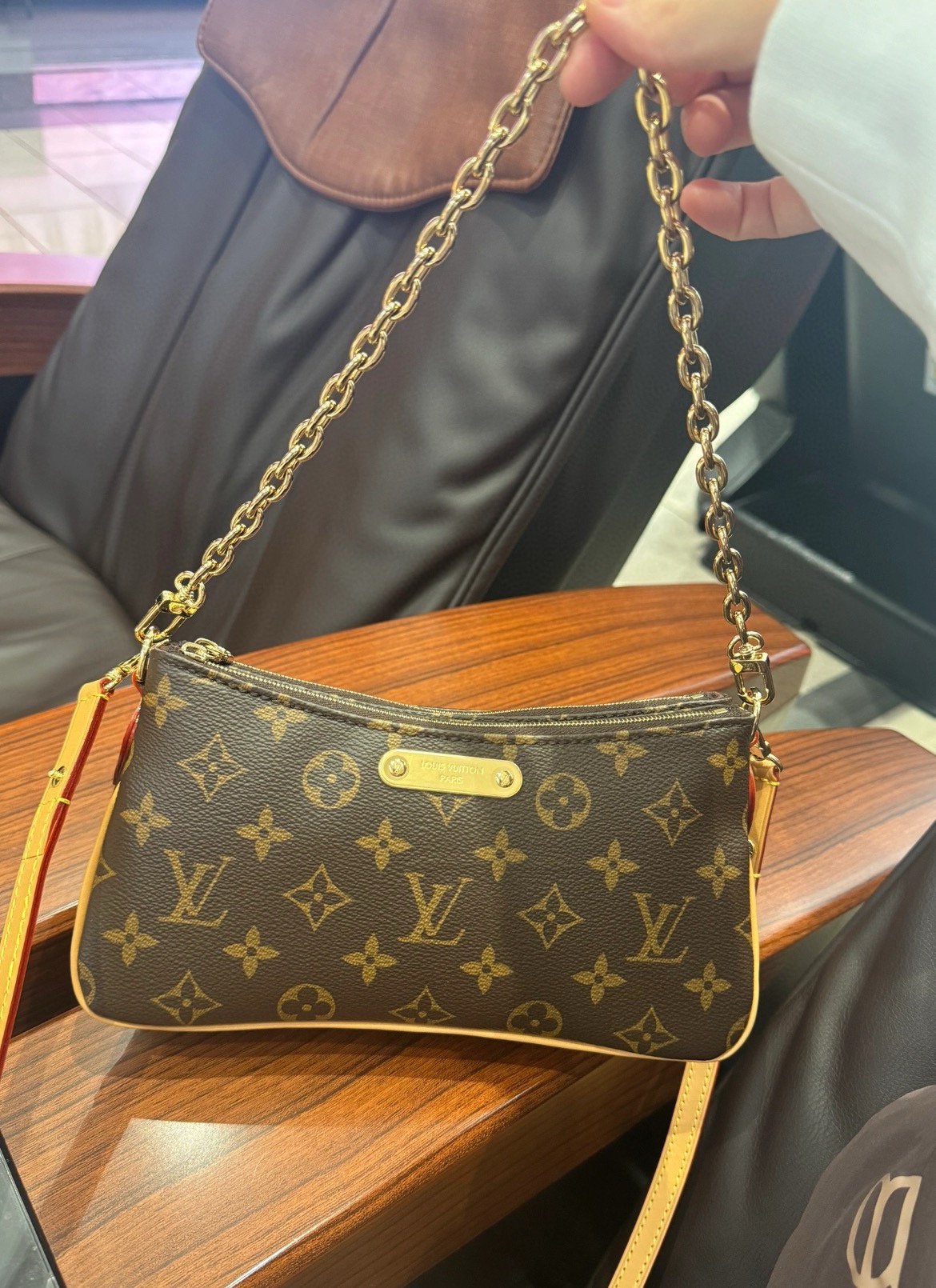 Louis Vuitton Liv pochette handbagM83008 presbyopia high-end picture