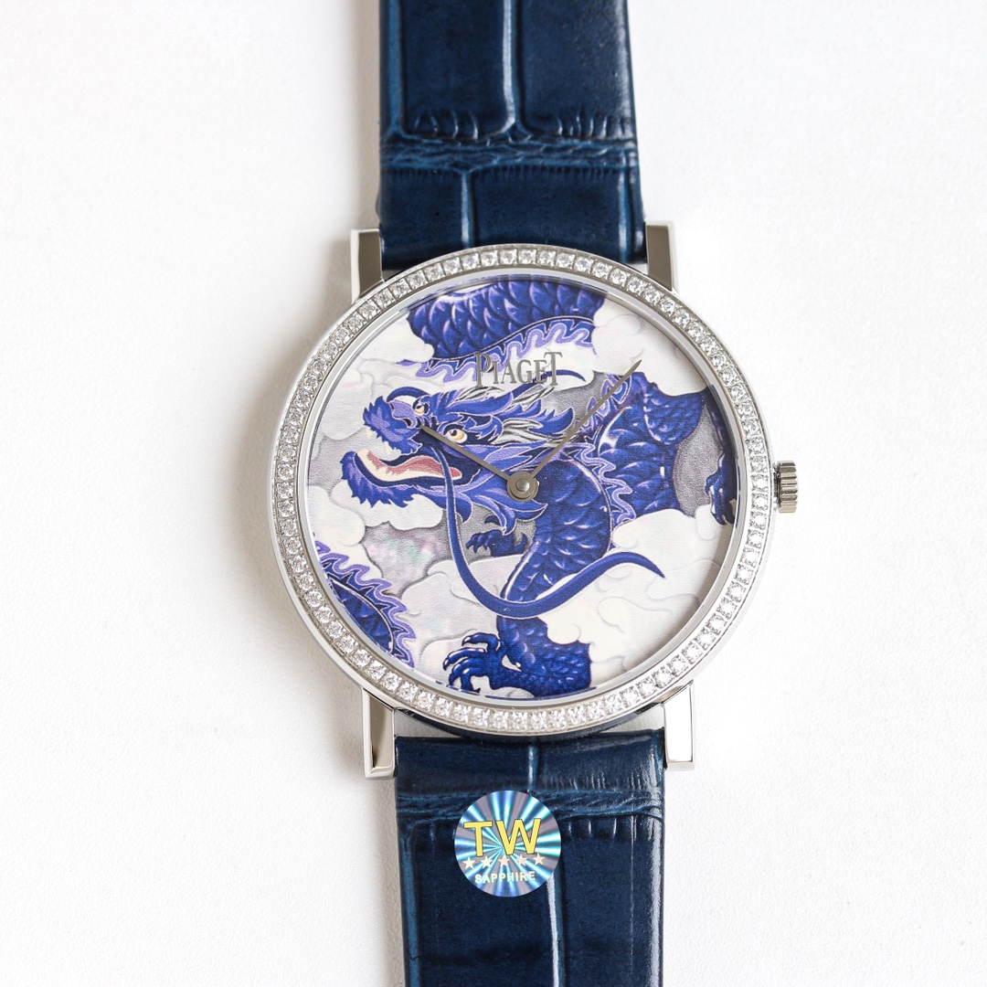 NO:715013,Piaget's new watch 'Tenglong·Mingfeng' limited edition series is back on the market, integrating Eastern mythology into modern watches. The deep blue domineering dragon is paired with white auspicious cloud patterns, and the flaming red heroic phoenix soars among the clouds, embodying  It means 'Dragon travels all over the world! Dragon soars all over the world! Kingly style! Phoenix dances for nine days! Dragon leaps and phoenix sings! Dragon and phoenix appear auspicious!' The diameter of the case is 38mm, ultra-thin thickness, and it is equipped with an imported ultra-thin 9019 movement, which makes the movement stable and accurate!  ,,piaget19860909伯爵全新腕表“腾龙·鸣凤”限量版系列重登场了,将东方神话融入到现代腕表中,深邃蓝的霸气腾龙搭配白色祥云图案,火焰红的英气凤凰翱翔云间,寓意“龙行天下！龙腾四海！王者风范！凤舞九天！龙跃凤鸣！龙凤呈祥！”表壳直径38mm,超薄厚度,搭配进口超薄9019机芯,机芯走时稳定精准！,,piaget,Watch