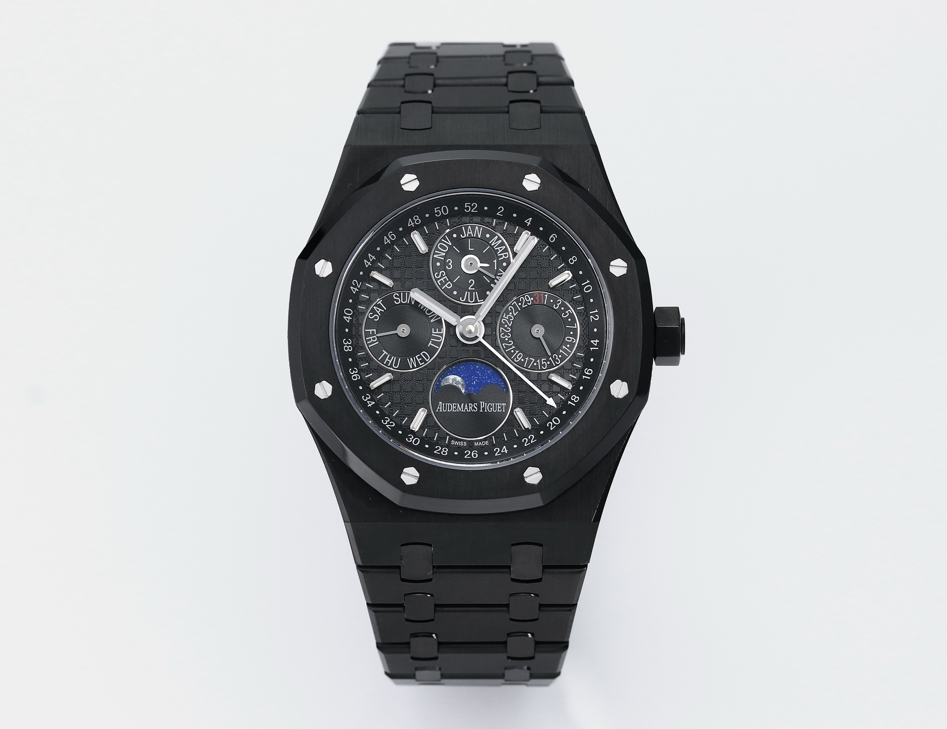 NO:158063,BBS Audemars Piguet Royal Oak Series, Complex Function Perpetual Calendar Watch. Model 26574ST.OO.1220ST.01 The only original function in the industry. Aristocratic Watch Audemars Piguet Royal Oak Series Perpetual Calendar Watch, noble and elegant blue disc paired with a cool and delicate steel case, perfectly reflects Audemars Piguet's aesthetic design and extremely high technology in complex functions. The case is made of 316L stainless steel, diameter 41 mm. Thickness 11.4 mm. The blue dial is engraved with 