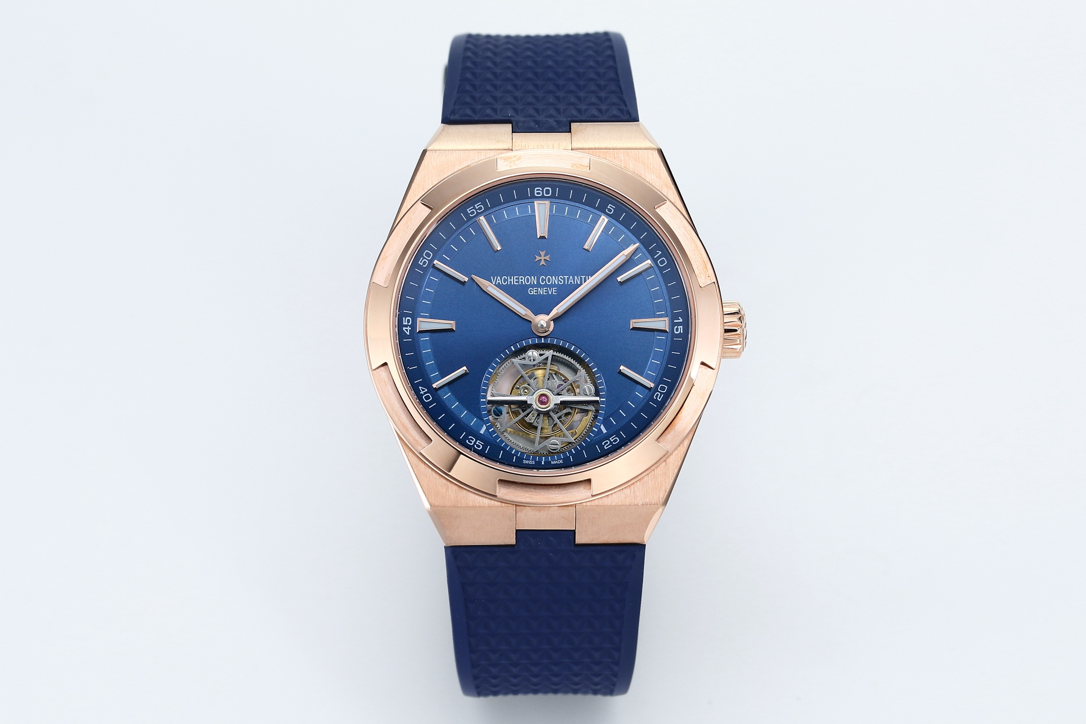 NO:158065,New BBS model released!  The peak appearance and the king of steel watches, Vacheron Constantin Overseas Tourbillon, the first tourbillon watch in the series, has a fashionable appearance and exquisite craftsmanship, which can be said to be the crowning work in the series. 1 The case is made of 316L stainless steel, with dynamic and smooth lines; polished delicately and exquisitely. 2 The movement has Vacheron Constantin Malta cross three-dimensional tourbillon logo at 6 o'clock. The frame cross bar of the flywheel is all hand-polished and chamfered, truly reflecting the watchmaker's craftsmanship standards. 3 The dial is characterized by a translucent blue paint, and has a sunburst satin brushing effect. The super luminous coating scale is the hour and minute hands, and both have white luminous coating, making it more convenient for reading at night. 4 The diameter size is the same as the original diameter 42.5X13.5mm 5 The double-sided high-definition and transparent sapphire crystal mirror!  The 6-strip is made of a stainless steel bracelet, a polished half-Malta cross design logo and satin brushed link, equipped with a stainless steel three-stage folding buckle and buttons, and a comfort adjustment device system. In addition, it is also equipped with an replaceable blue rubber strap to meet the different matching needs of the wearer. The new Vacheron Constantin Overseas Tourbillon can be said to be the crowning trick of this series, with the special design in the series and the blessing of the complex functions of the tourbillon. It achieves a harmonious beauty between elegance and leisure, and once again interprets the charm of watchmaking., versace, vacheron19860909BBS 新款发布！颜值巅峰、钢表之王,江诗丹顿Overseas纵横四海陀飞轮,该系列中第一枚陀飞轮腕表,外观时尚,工艺精美,可谓为系列中的加冕之作. 1表壳采用316L精钢材质,线条动感流畅；打磨抛光细腻精致. 2机芯6点位置带有江诗丹顿马耳他十字型的立体陀飞轮标志,飞轮的框架横杆全部以手工打磨倒角,真正体现制表师的工艺标准. 3表盘表盘以特色代表性的半透明蓝色漆面,并带有旭日纹缎面拉丝效果,超强夜光涂层刻度,时针与分针均有白色夜光涂层,更加方便夜间读时. 4表径尺寸与原装一致直径42.5X13.5毫米 5表镜双面高清透彻蓝宝石水晶镜面！ 6表带采用精钢表链,经抛光处理的半马耳他十字设计标识和缎面拉丝链节,配有精钢三段折叠式表扣和按钮,以及舒适度调节装置系统.除此之外,还配有可替换的蓝色橡胶表带.满足佩戴者不同的搭配需求. 全新江诗丹顿Overseas纵横四海系列陀飞轮可以说是这一系列的加冕之诈,拥有系列中特色造型设计,更有陀飞轮复杂功能的加持.在优雅和休闲之间达到了一种和谐之美,再一次演绎制表魅力.,,versace,vacheron,Watch
