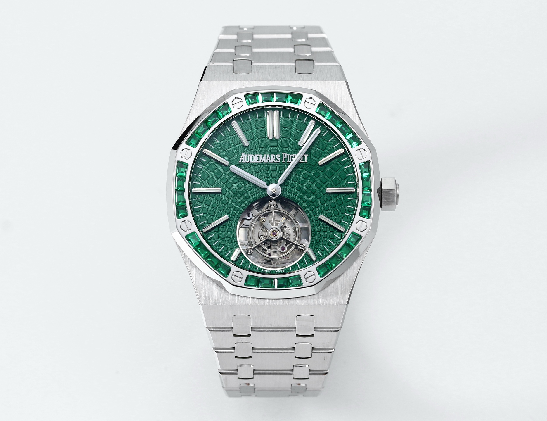 NO:337045,Gold Diamond BBS Factory Latest release, Audemars Piglet/Royal Oak “automatically winding tourbillon watch” model 26530ST.OO.1220ST.01. Swiss high-end watchmaking brand Audemars Piglet launched the Royal Oak series of automatic floating tourbillon watches, equipped with Audemars Piglet’s latest generation of self-produced movements. Model Calibre2950. Combining floating tourbillon with central automatic rotor, cleverly integrating technology and aesthetic essence, showing Audemars Piglet’s generational and continuous improvement watchmaking technology. Royal Oak’s classic “Tapisserie” plaid dial has been changed from a crisscrossing style to a new design with a 6 o’clock tourbillon as the center, with a case diameter of 41mm/12.5mm,  In the past, sports watches were regarded as practical entry-level styles. However, in recent years, as sports watches have become the mainstream of the market, consumers have also begun to turn their attention to the sports watch field. At this time, if they only have basic functions, they may not necessarily meet the expectations and needs of such players. However, among the sports watch works launched by major brands in the market, there are still relatively few works like the Royal Oak Automatic Tourbillon that take into account the sense of high-end, complexity and durability. Tourbillon has its representativeness in the complex function field, and the visual effect is also very strong. The automatic winding mechanism can add points to the practicality of the watch. Its appearance just fills the gap in the market's current lack of such high-end complex sports watches.,,,,,,,,,,,,,,,,,,,,,,,,,,,,,,,,,,,,,,,,,,,,,,,,,,,,,,,,,,,,,,,,,,,,,,,,,,,,,,,,,,,,,,,,,,,,,,,,,,,,,,,,,,,,,,,,,,,,,,,,,,,,,,,,,,,,,,,,,,,,,,,,,,,,,,,,,,,,,,,,,,,,,,,,,,,,,,,,,,,,,,,,,,,,,,,,,,,,,,,,,,,,,,,,,,,,,,,,,,,,,,,,,,,,,,,,,,,,,,,,,,,,,,,,,,,,,,,,,,,,,,,,,,,,,,,,,,,,,,,,,,,,,,,,,,,,,,,,,,,,,,,,,,,,,,,,,,,,,,,,,,,,,,,19860909金 钻 BBS厂 最新发布, 爱彼/皇家橡树“自动上链陀飞轮腕表” 型号26530ST.OO.1220ST.01.瑞士高级制表品牌爱彼（Audemars Piglet）推出皇家橡树系列自动上链浮动式陀飞轮腕表,搭载爱彼最新一代自产机芯.型号Calibre2950.将浮动式陀飞轮与中央自动摆陀相结合,巧妙融合工艺技术与美学精髓,展现爱彼世代相承、不断精进的制表工艺. 皇家橡树经典的“Tapisserie”格纹面盘由纵横交错的样式改成了以6点钟陀飞轮为中心向外放射的崭新设计、表壳 直径 41mm/12.5mm, 过去运动表被视为实用型的入门款式,不过近年随着运动表跃居市场主流,层峰消费者也开始将目光转移到运动表领域中,这时如果只是具备基本的功能有时不见得能满足这类玩家的期待与需求,不过放眼目前市场大品牌所推出的运动表作品中,要像皇家橡树自动陀飞轮这般兼顾高级感、复杂度与耐用性的作品还是相对少数,陀飞轮有它在复杂功能领域的代表性,加上视觉效果也很强烈,而且自动上链机制又能替手表的实用性加分,它的出现刚好补上了市场目前较缺乏这类高阶复杂运动表的缺口,,,audemars,Watch