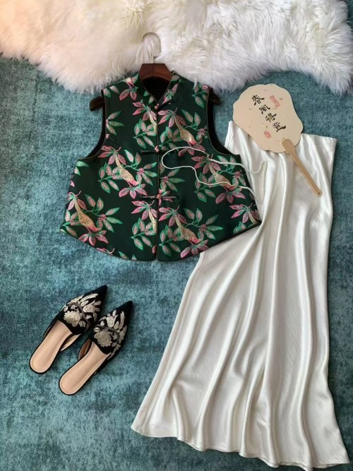 Elegant Jacquard Vest with Floral and Bird Design, Double-Sided Sleeveless Top 1 Elegant Jacquard Vest with Floral and Bird Design, Double-Sided Sleeveless Top
