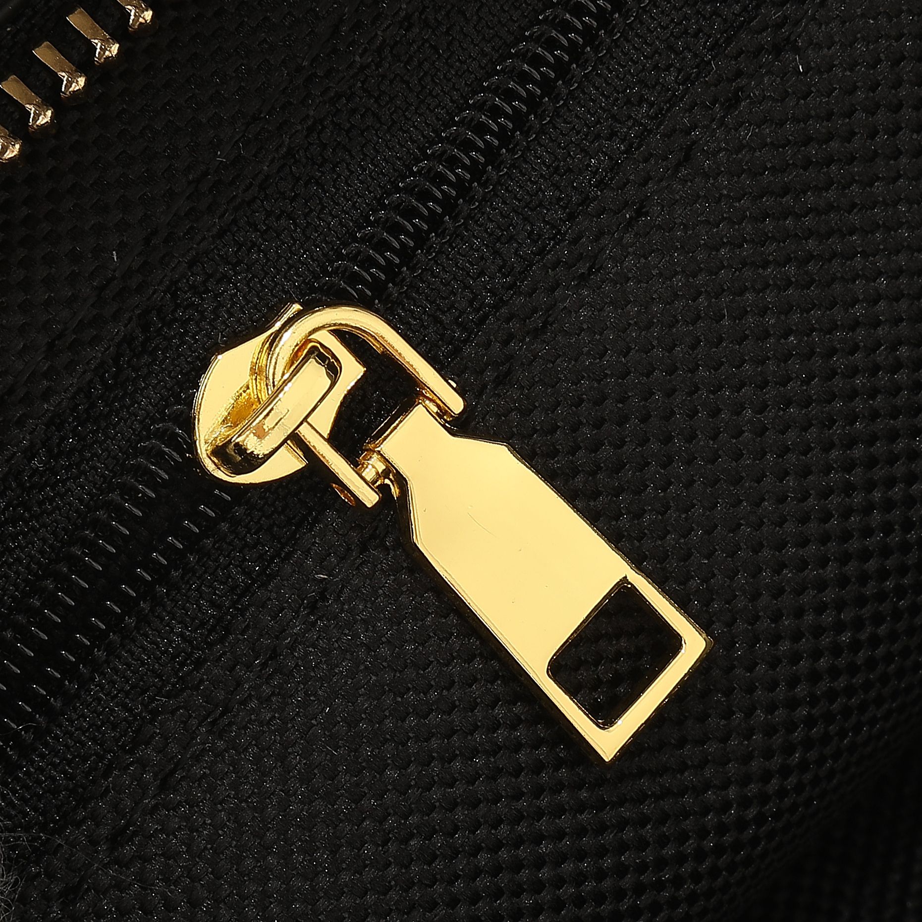 
Celine | 24SU最新手袋TILLY
精致又带有甜美度的圆润造型极具法式小资精髓
肩带可调节 