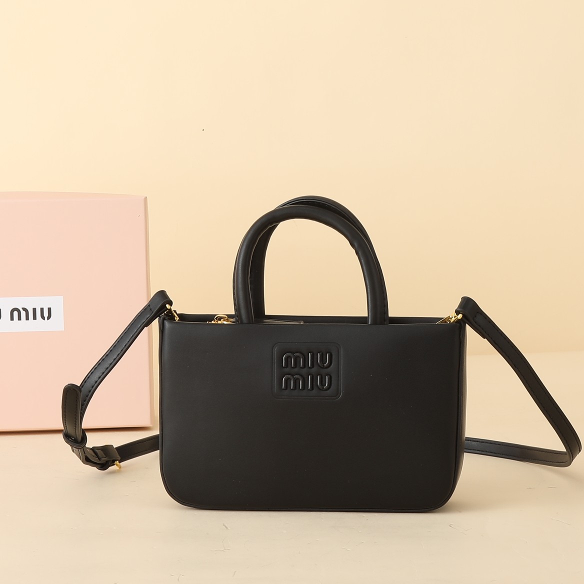    牛皮
MIU～ 手提斜挎大五金手提包👜

黑色真的太高级了  简约大方标志性的标，整体设计干脆利落