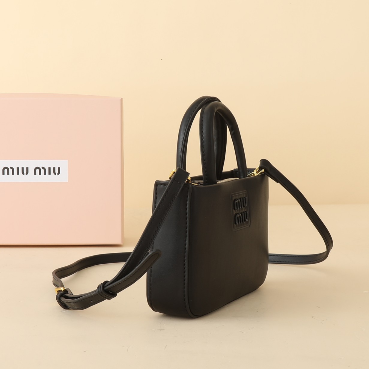    牛皮
MIU～ 手提斜挎大五金手提包👜

黑色真的太高级了  简约大方标志性的标，整体设计干脆利落