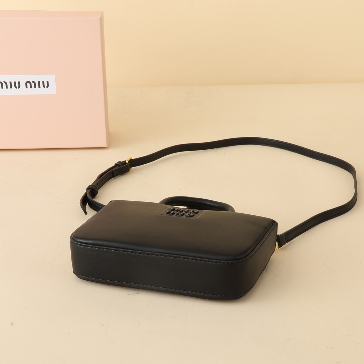    牛皮
MIU～ 手提斜挎大五金手提包👜

黑色真的太高级了  简约大方标志性的标，整体设计干脆利落