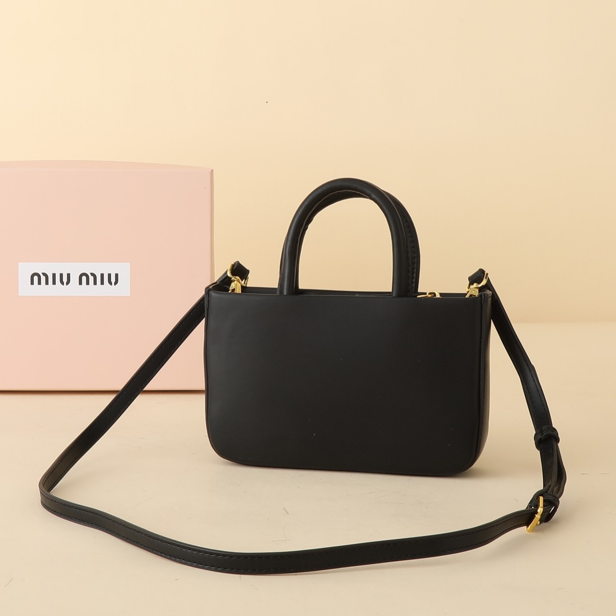    牛皮
MIU～ 手提斜挎大五金手提包👜

黑色真的太高级了  简约大方标志性的标，整体设计干脆利落