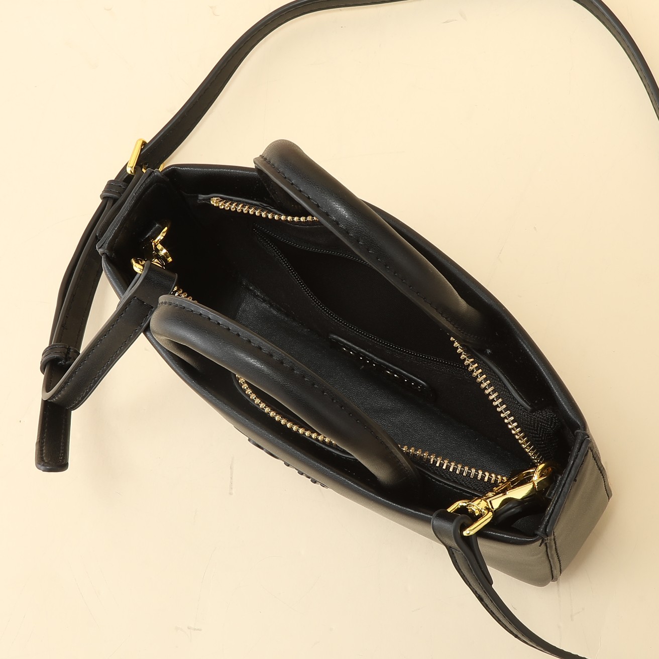    牛皮
MIU～ 手提斜挎大五金手提包👜

黑色真的太高级了  简约大方标志性的标，整体设计干脆利落