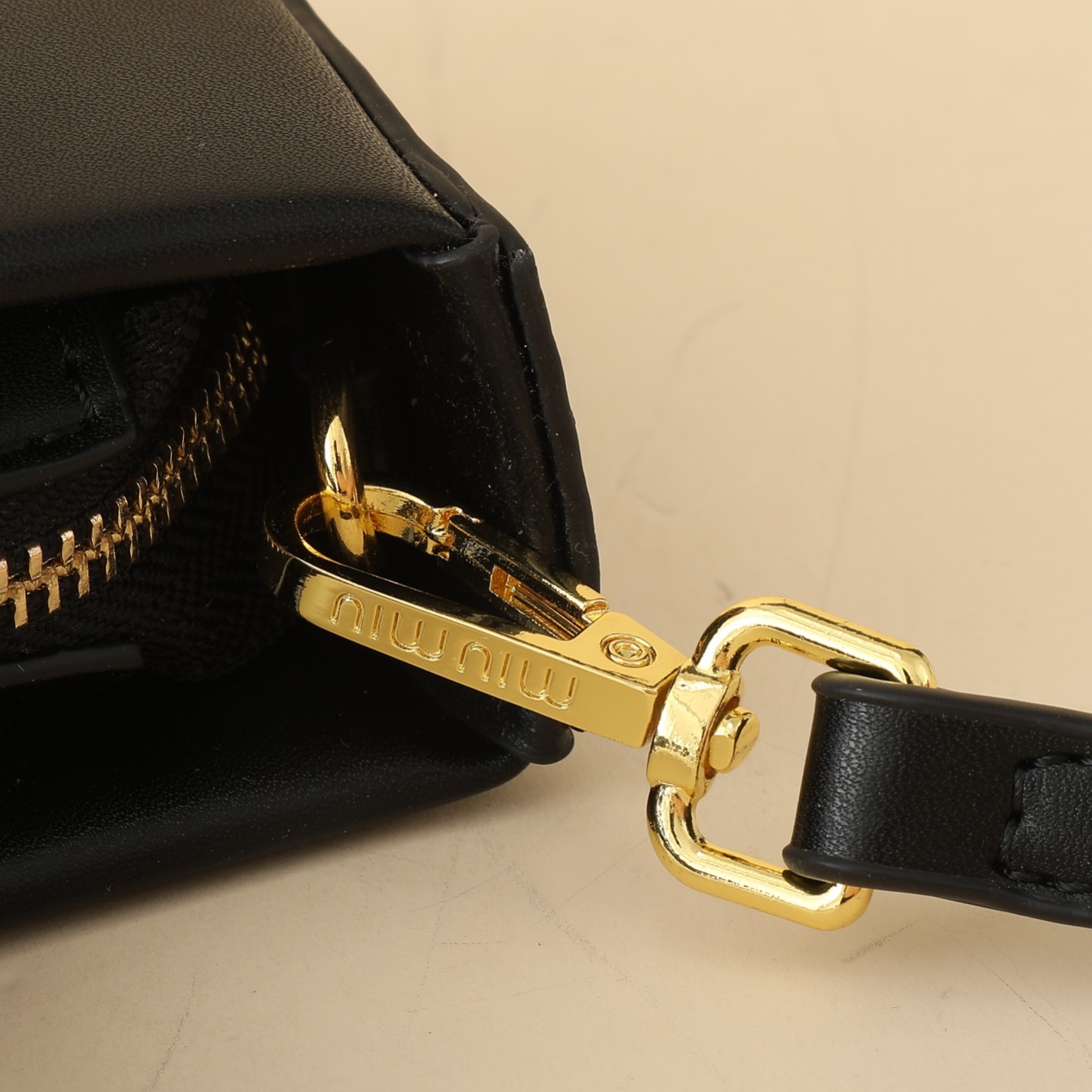    牛皮
MIU～ 手提斜挎大五金手提包👜

黑色真的太高级了  简约大方标志性的标，整体设计干脆利落