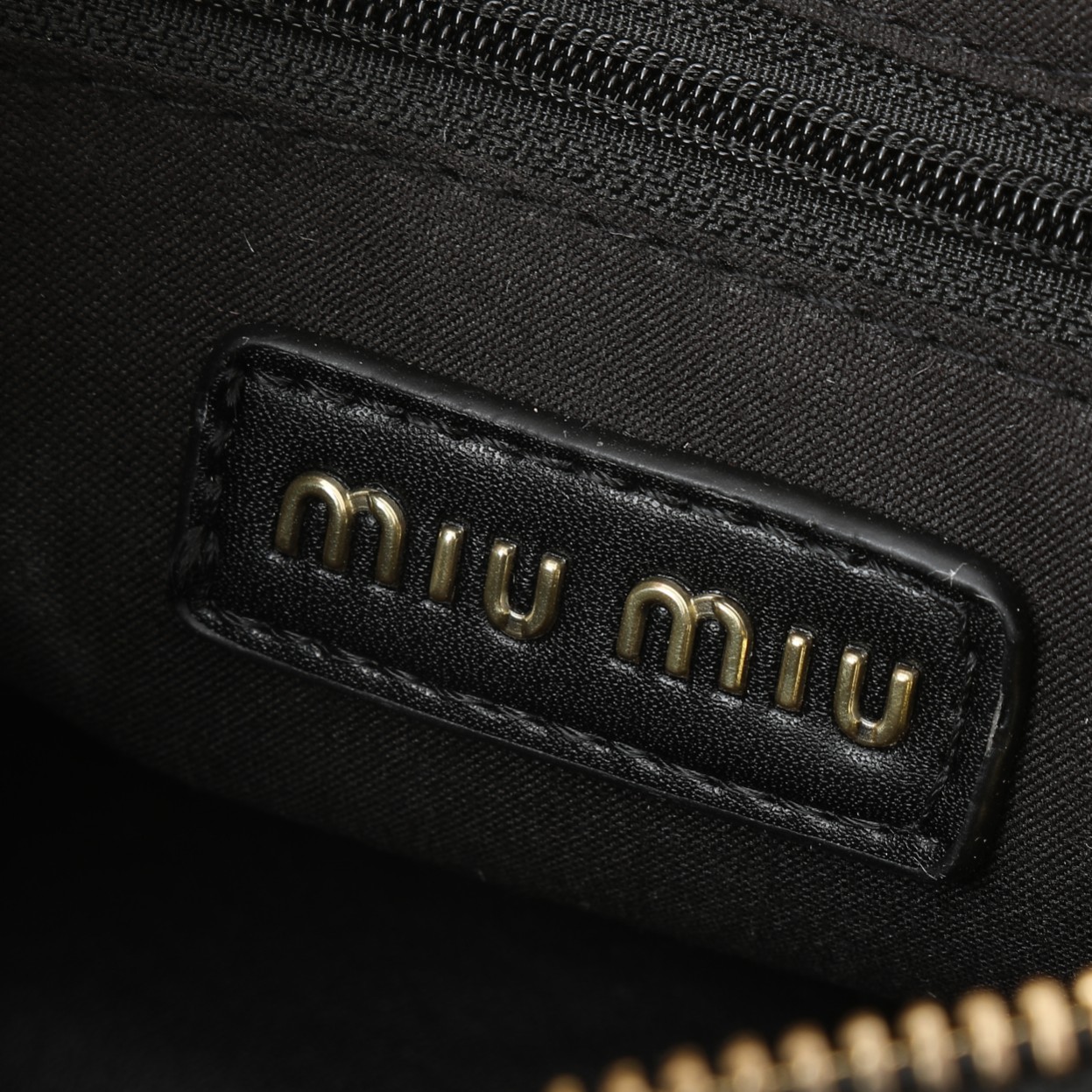    牛皮
MIU～ 手提斜挎大五金手提包👜

黑色真的太高级了  简约大方标志性的标，整体设计干脆利落