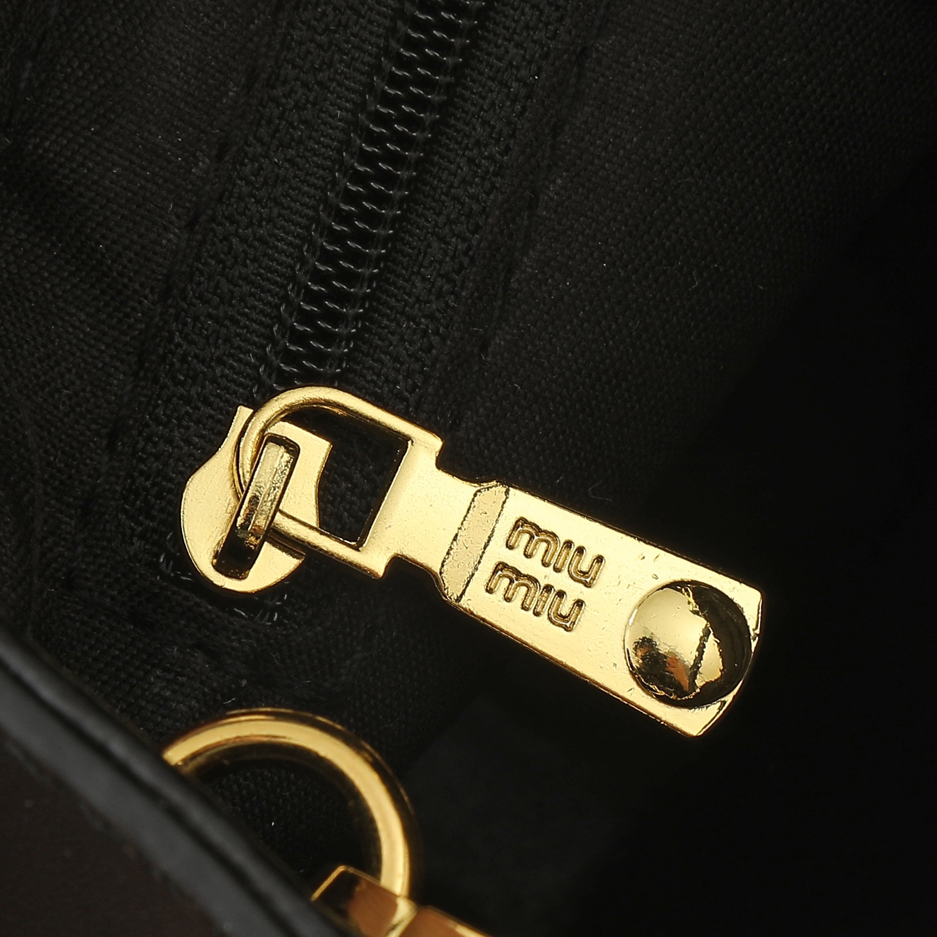    牛皮
MIU～ 手提斜挎大五金手提包👜

黑色真的太高级了  简约大方标志性的标，整体设计干脆利落