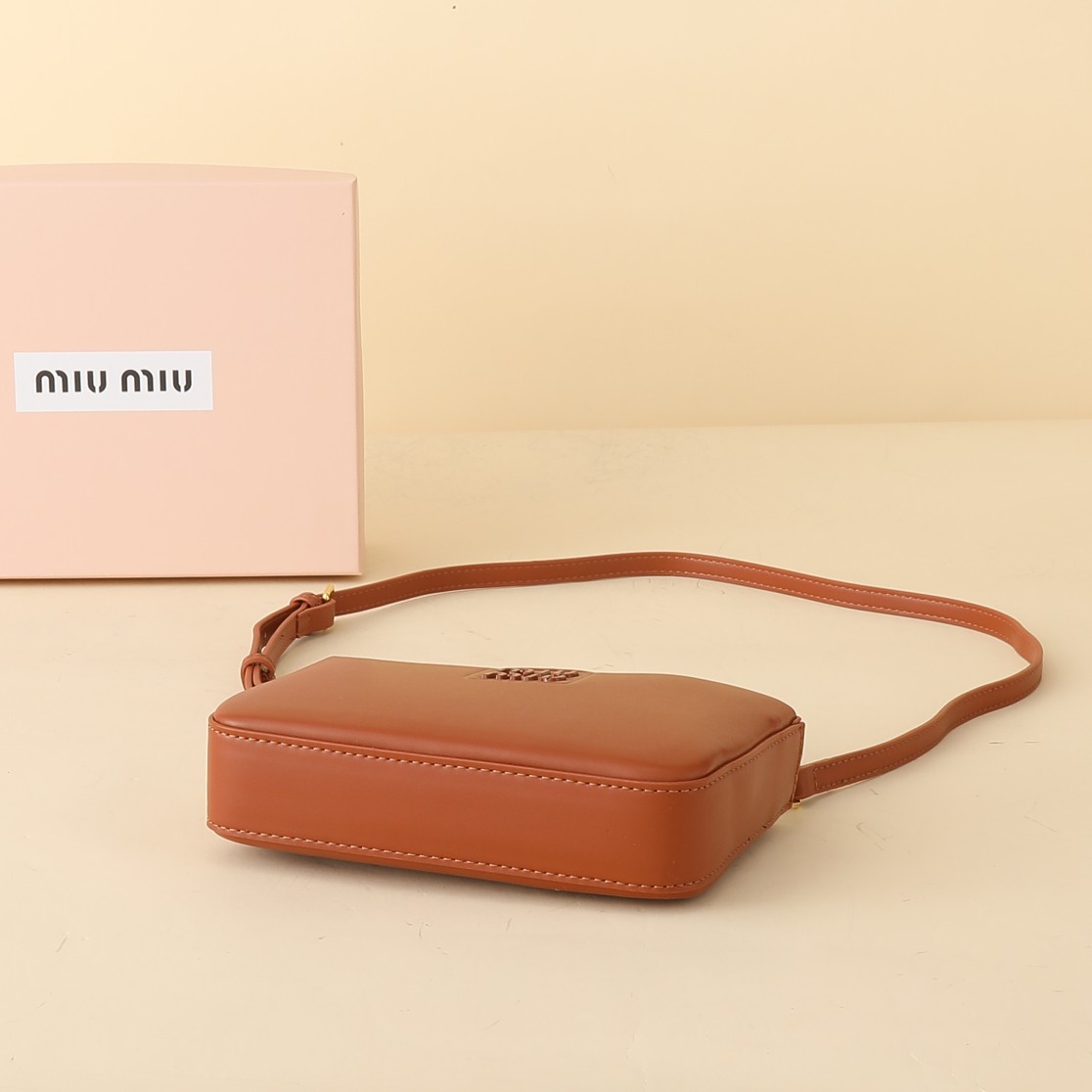    牛皮
MIU～ 手提斜挎大五金手提包👜

黑色真的太高级了  简约大方标志性的标，整体设计干脆利落