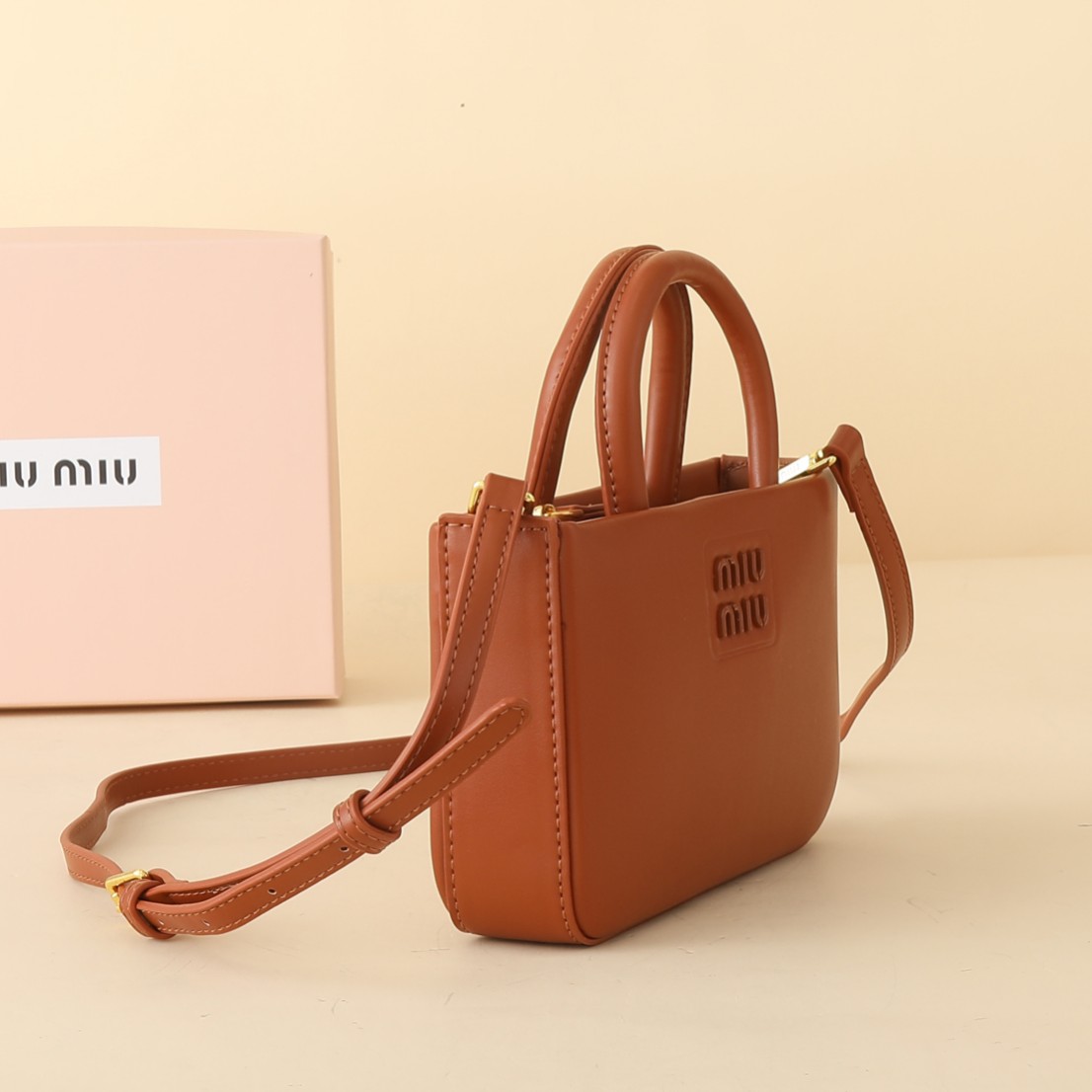    牛皮
MIU～ 手提斜挎大五金手提包👜

黑色真的太高级了  简约大方标志性的标，整体设计干脆利落