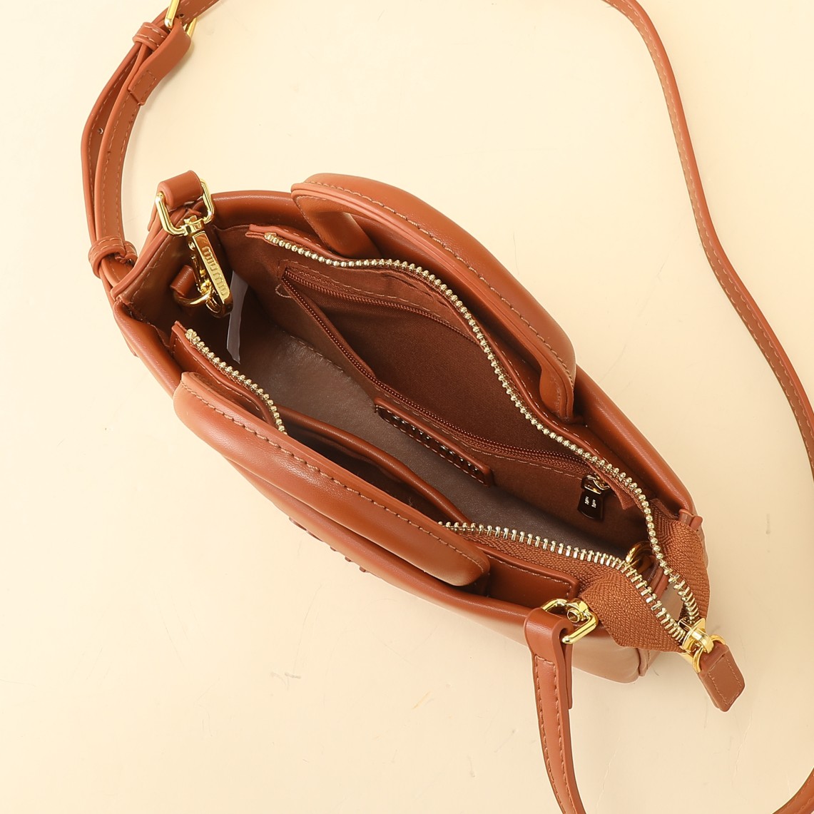    牛皮
MIU～ 手提斜挎大五金手提包👜

黑色真的太高级了  简约大方标志性的标，整体设计干脆利落