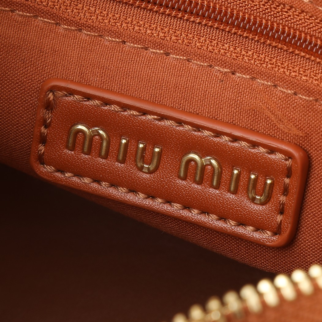    牛皮
MIU～ 手提斜挎大五金手提包👜

黑色真的太高级了  简约大方标志性的标，整体设计干脆利落