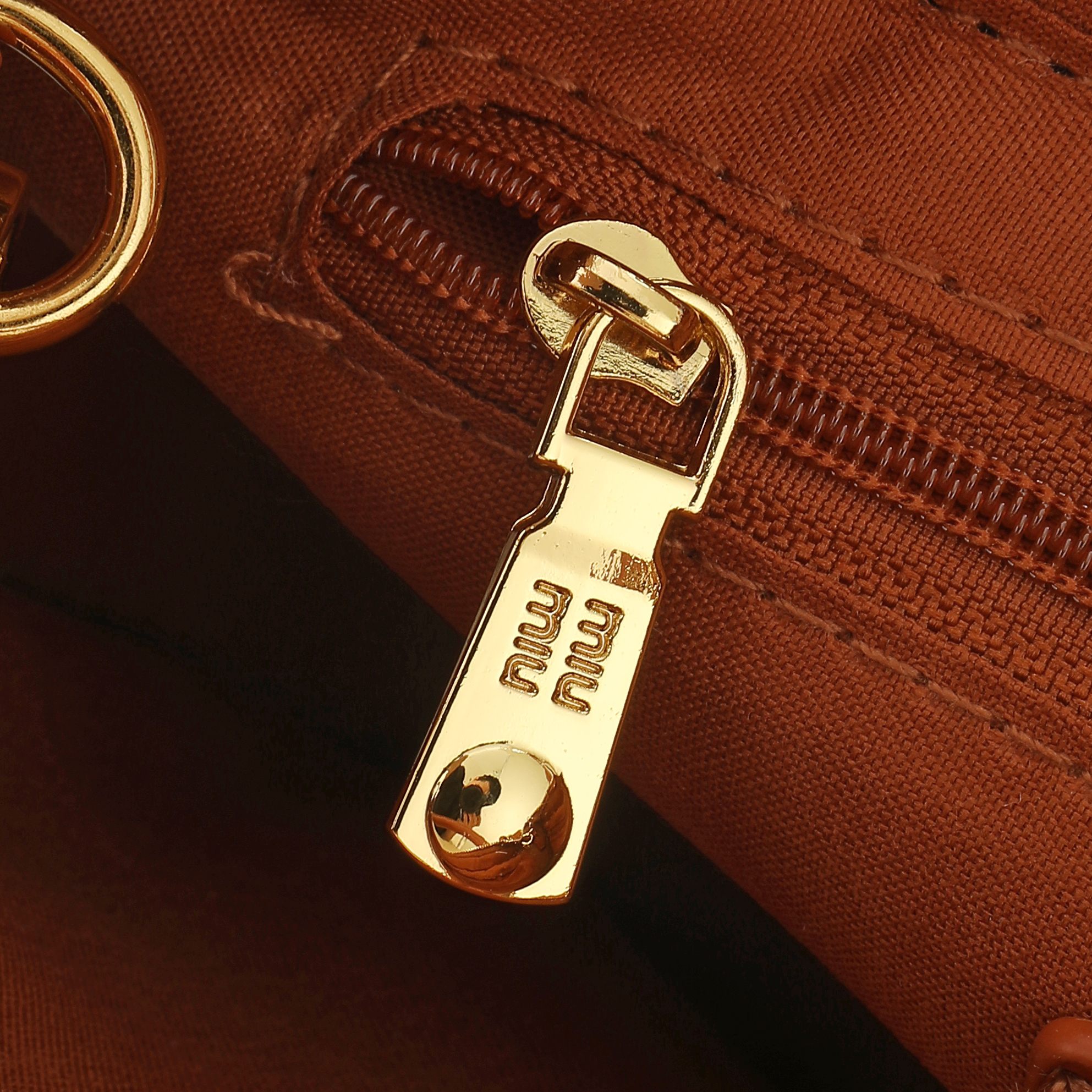    牛皮
MIU～ 手提斜挎大五金手提包👜

黑色真的太高级了  简约大方标志性的标，整体设计干脆利落