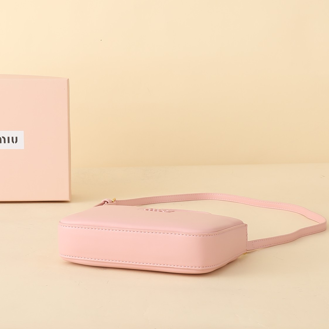    牛皮
MIU～ 手提斜挎大五金手提包👜

黑色真的太高级了  简约大方标志性的标，整体设计干脆利落