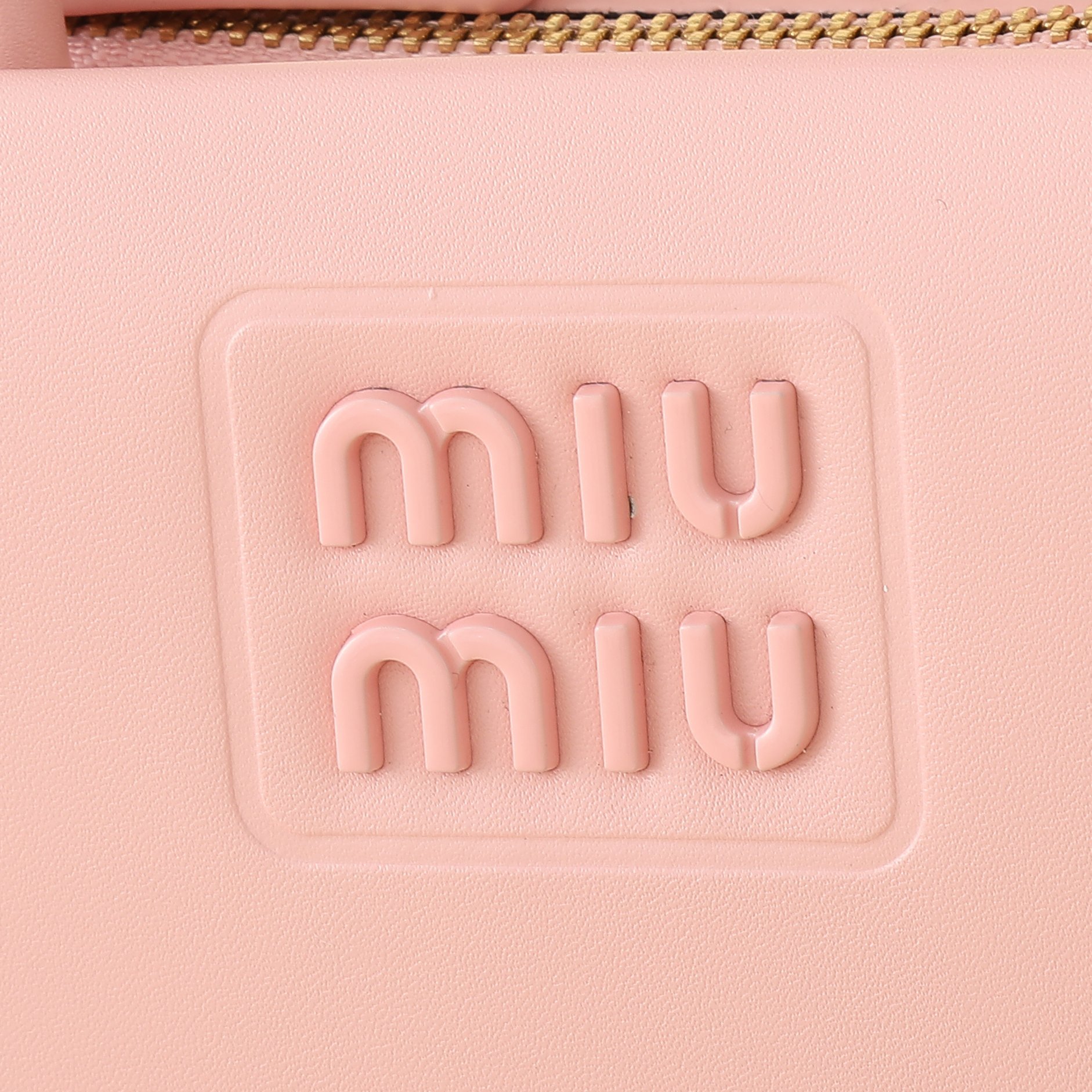    牛皮
MIU～ 手提斜挎大五金手提包👜

黑色真的太高级了  简约大方标志性的标，整体设计干脆利落