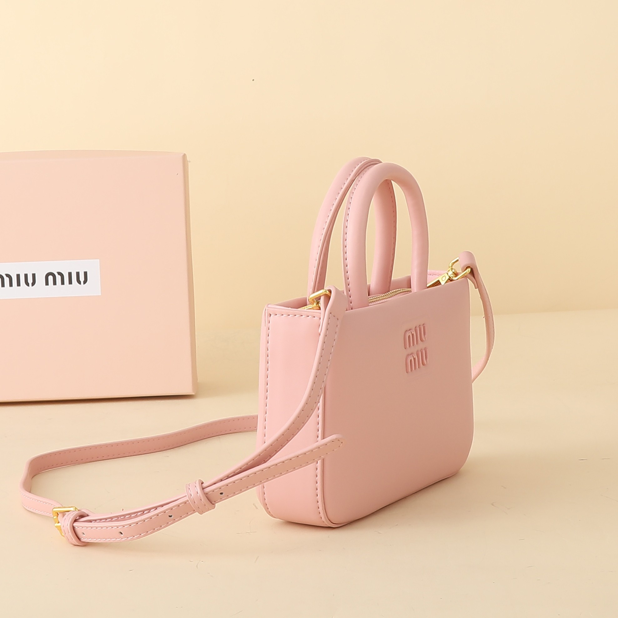    牛皮
MIU～ 手提斜挎大五金手提包👜

黑色真的太高级了  简约大方标志性的标，整体设计干脆利落