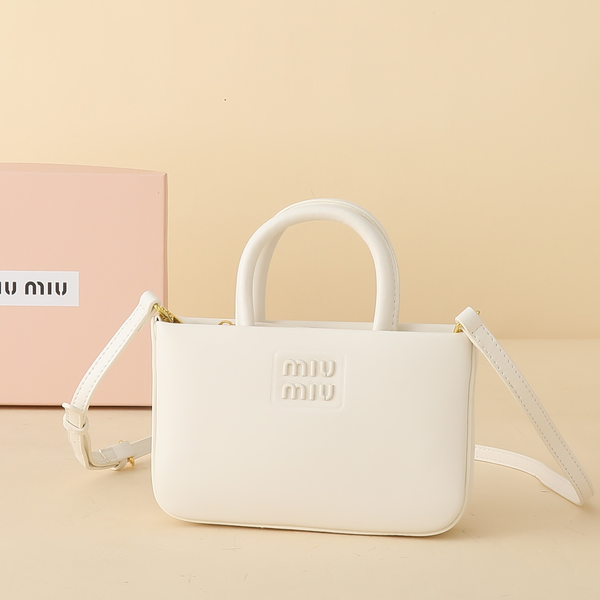    牛皮
MIU～ 手提斜挎大五金手提包👜

黑色真的太高级了  简约大方标志性的标，整体设计干脆利落