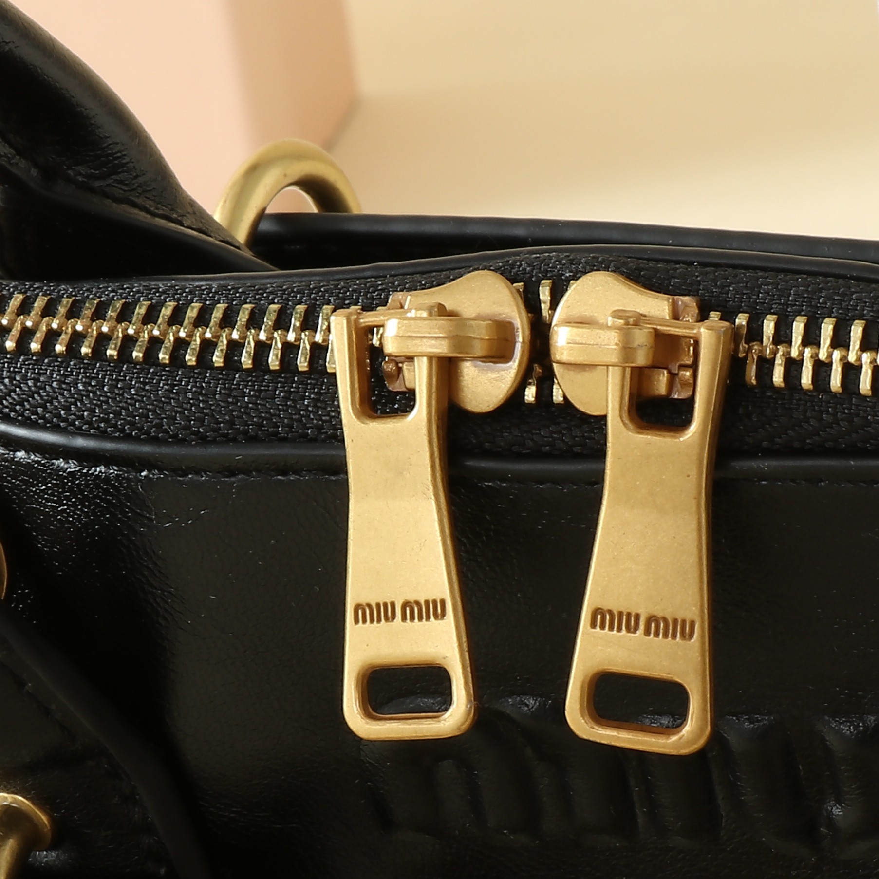 🍒M家🍒  🪹｛首批出货
MIUMI*Aventure双向拉链包☁️
新款包设计复古怀旧 羊皮柔软质感看