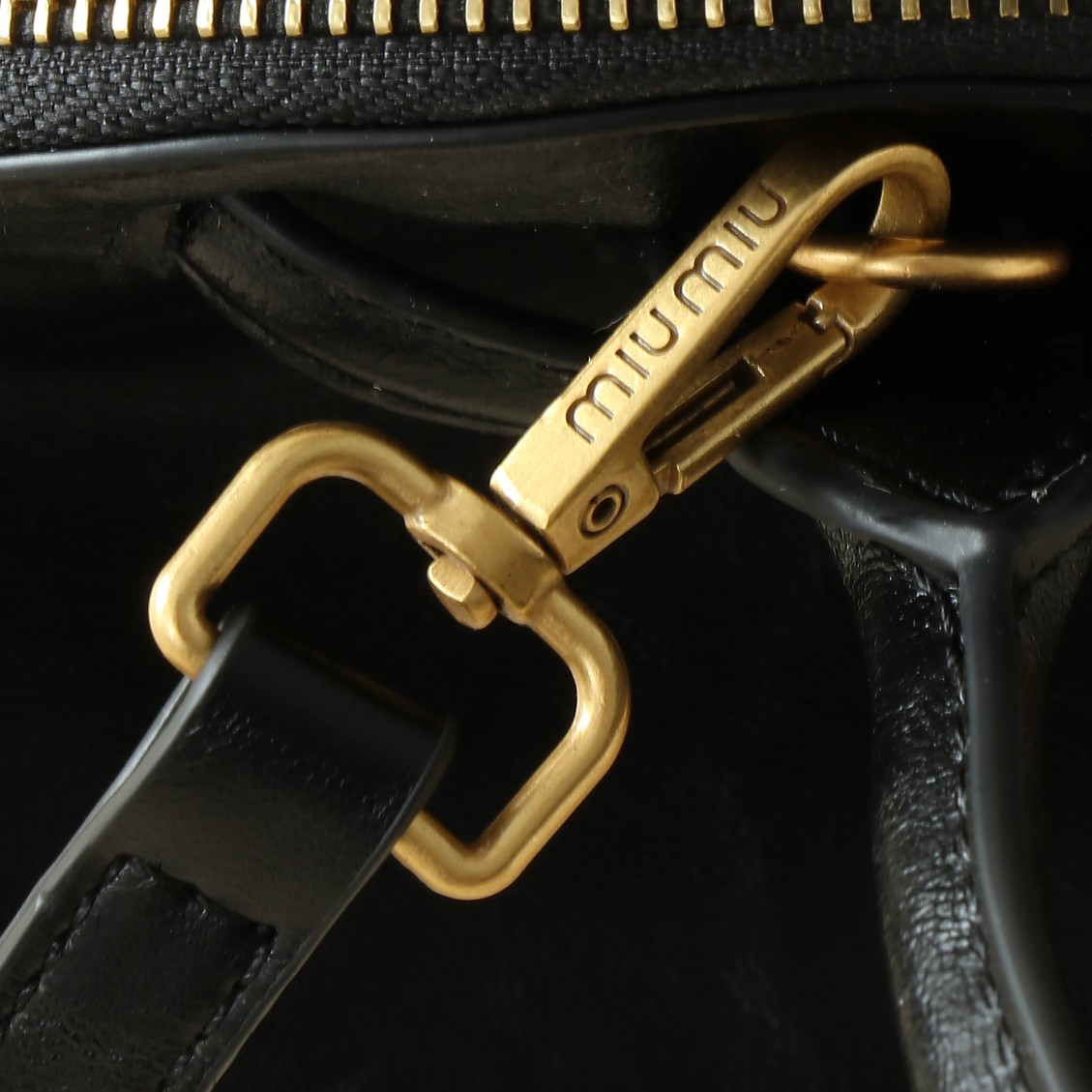 🍒M家🍒  🪹｛首批出货
MIUMI*Aventure双向拉链包☁️
新款包设计复古怀旧 羊皮柔软质感看