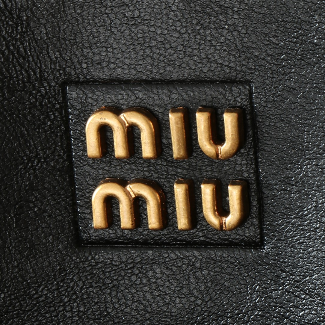 🍒M家🍒  🪹｛首批出货
MIUMI*Aventure双向拉链包☁️
新款包设计复古怀旧 羊皮柔软质感看