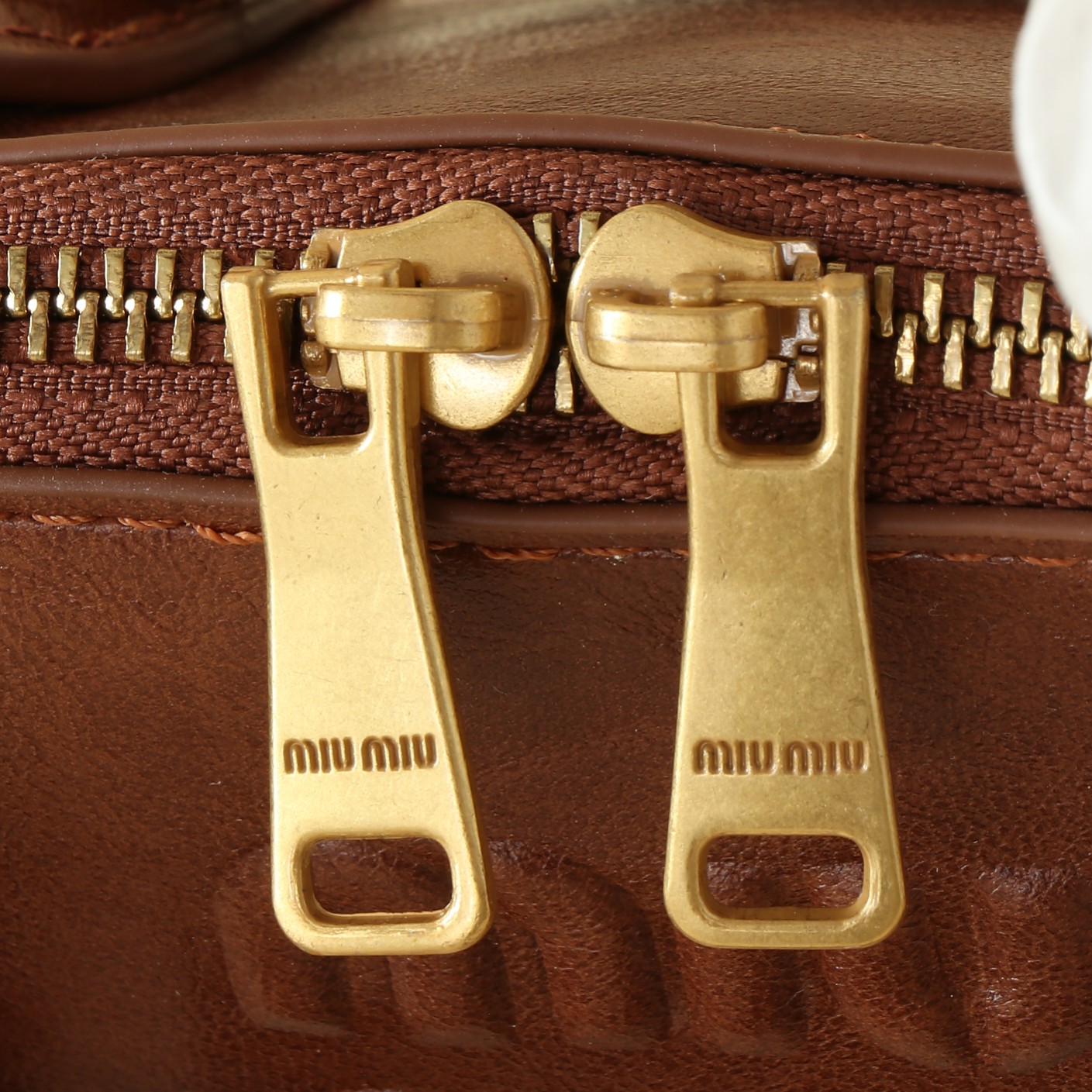 🍒M家🍒  🪹｛首批出货
MIUMI*Aventure双向拉链包☁️
新款包设计复古怀旧 羊皮柔软质感看