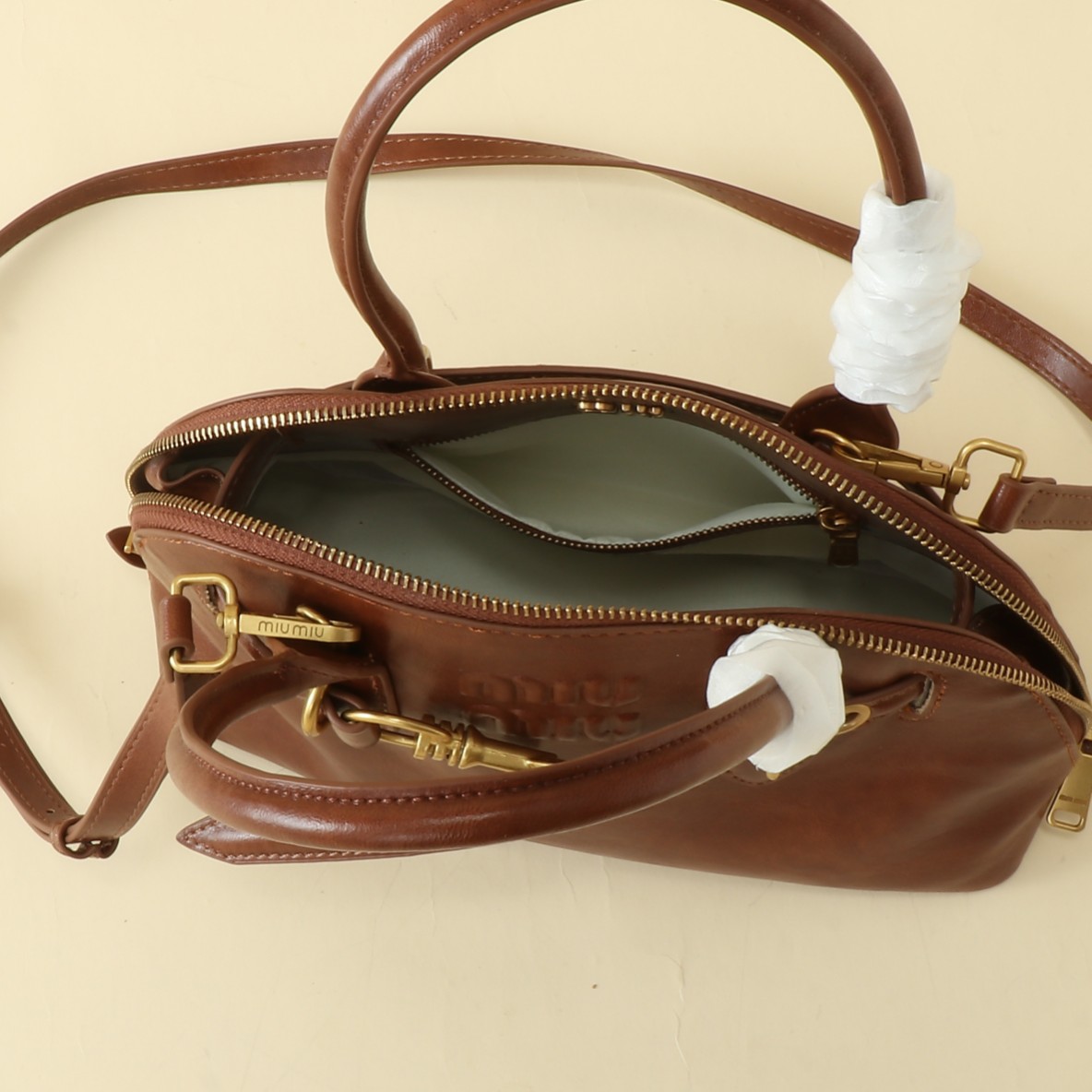 🍒M家🍒  🪹｛首批出货
MIUMI*Aventure双向拉链包☁️
新款包设计复古怀旧 羊皮柔软质感看