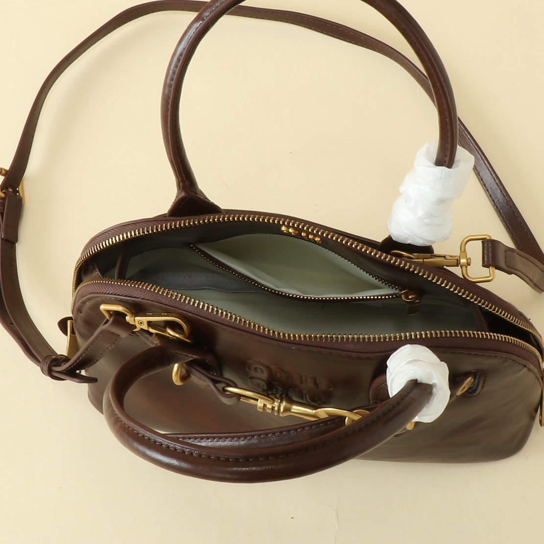 🍒M家🍒  🪹｛首批出货
MIUMI*Aventure双向拉链包☁️
新款包设计复古怀旧 羊皮柔软质感看