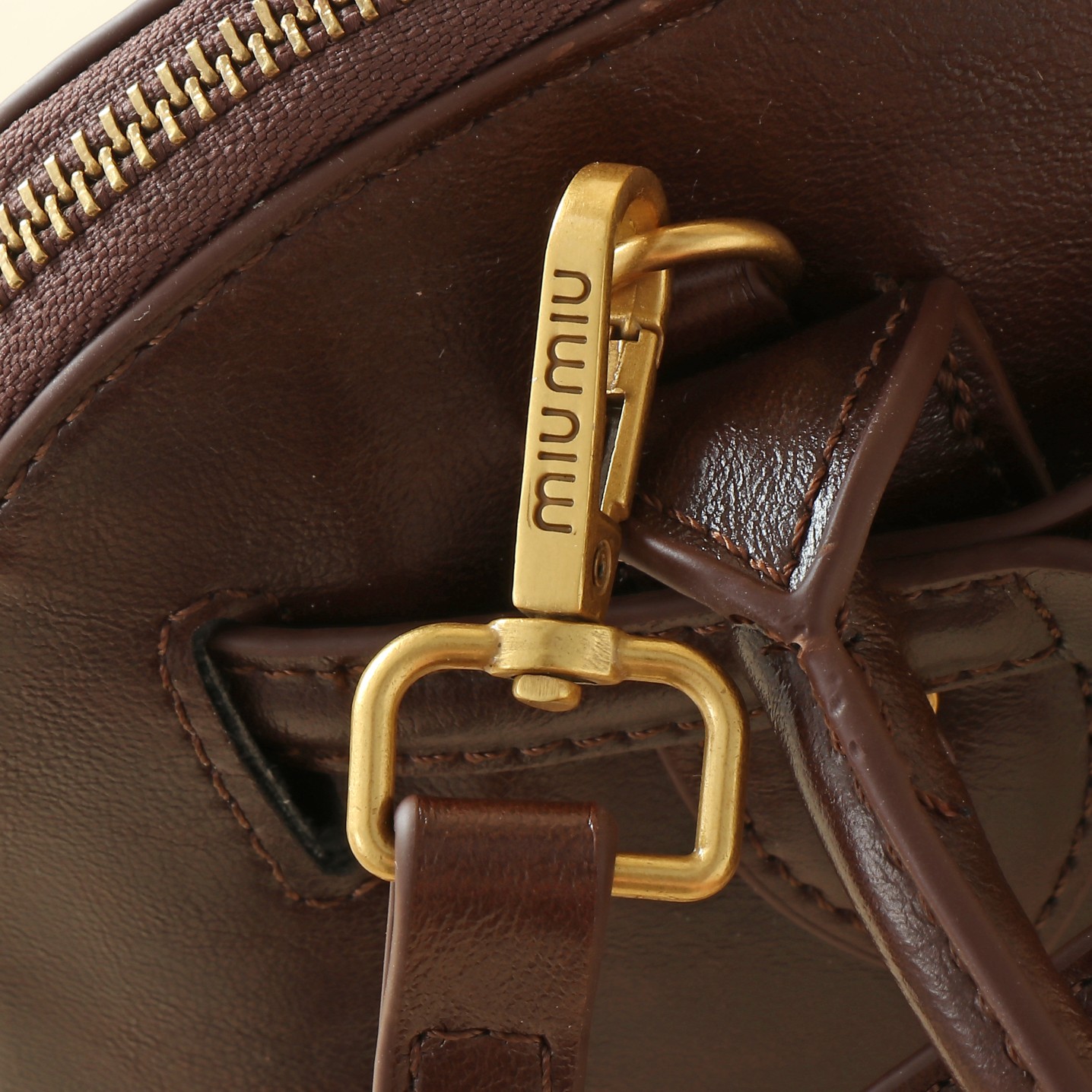 🍒M家🍒  🪹｛首批出货
MIUMI*Aventure双向拉链包☁️
新款包设计复古怀旧 羊皮柔软质感看