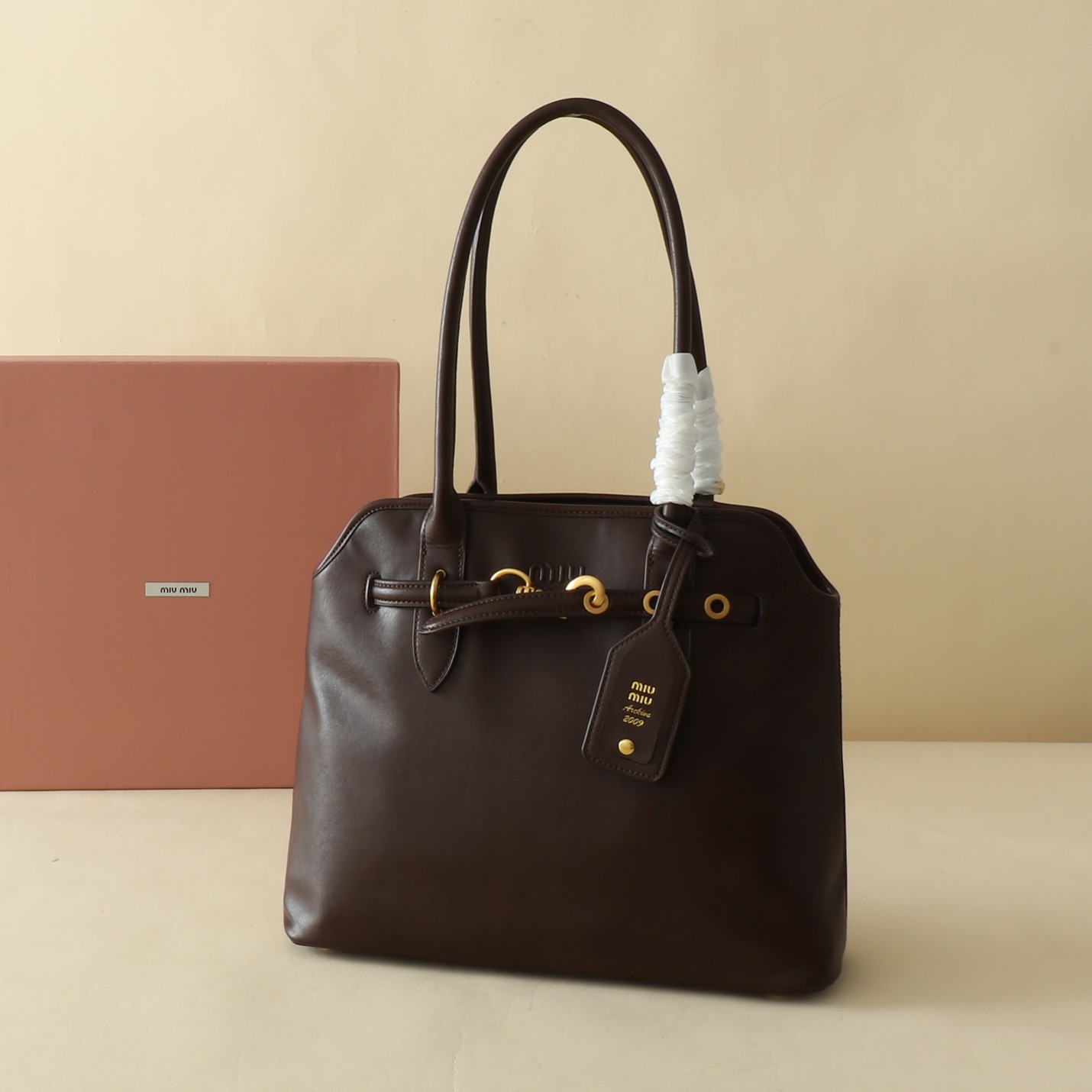 🐂 MiuMiu官网女包
这款AventureNap-pa皮革手袋灵感源自MiuMi u典藏设计，结构经