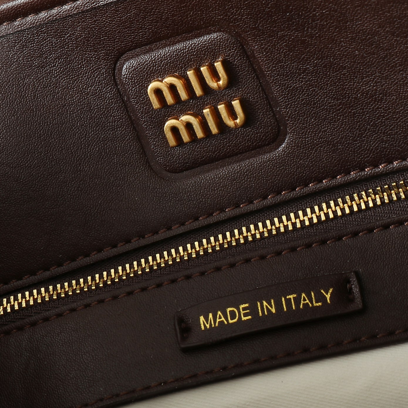 🐂 MiuMiu官网女包
这款AventureNap-pa皮革手袋灵感源自MiuMi u典藏设计，结构经