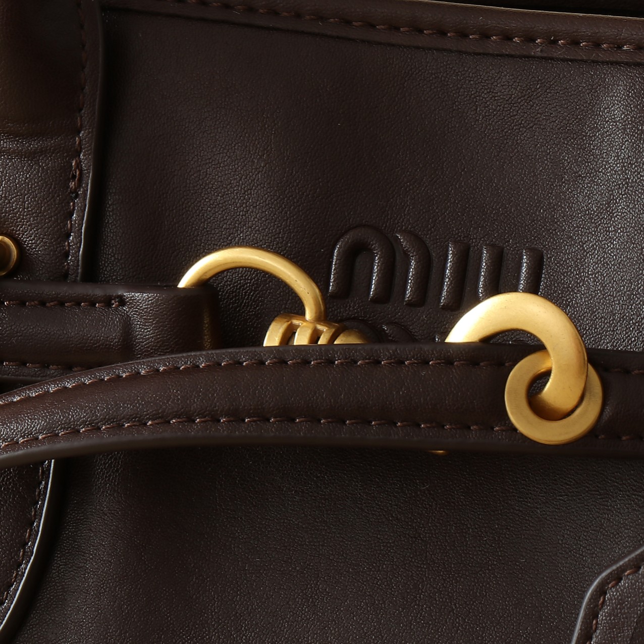 🐂 MiuMiu官网女包
这款AventureNap-pa皮革手袋灵感源自MiuMi u典藏设计，结构经