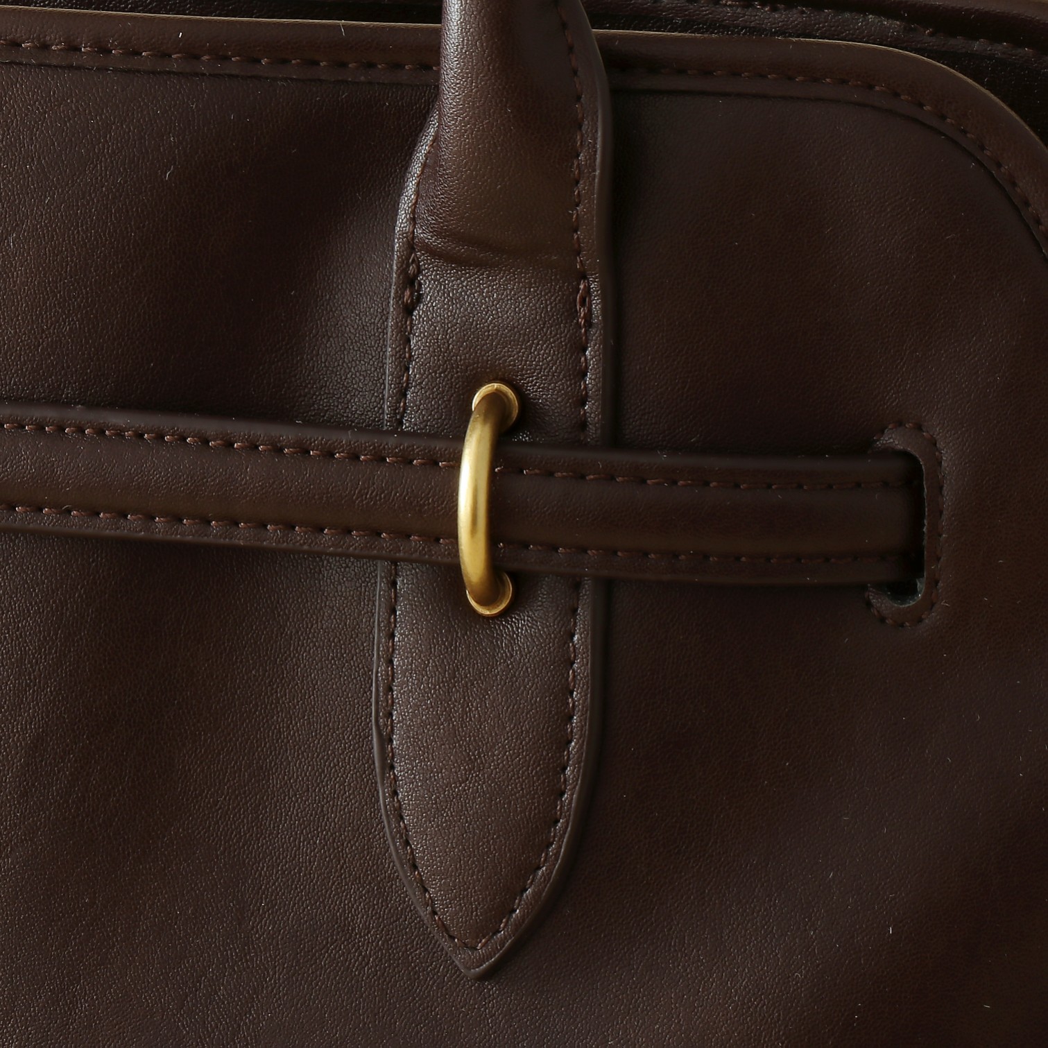 🐂 MiuMiu官网女包
这款AventureNap-pa皮革手袋灵感源自MiuMi u典藏设计，结构经