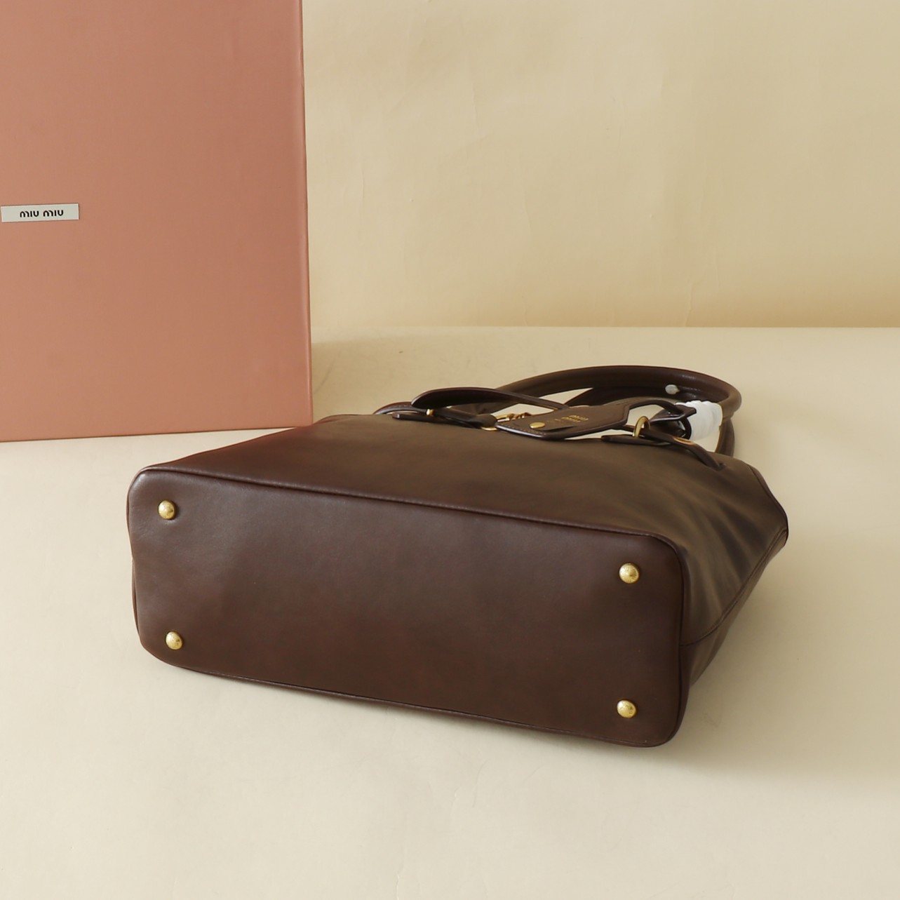 🐂 MiuMiu官网女包
这款AventureNap-pa皮革手袋灵感源自MiuMi u典藏设计，结构经